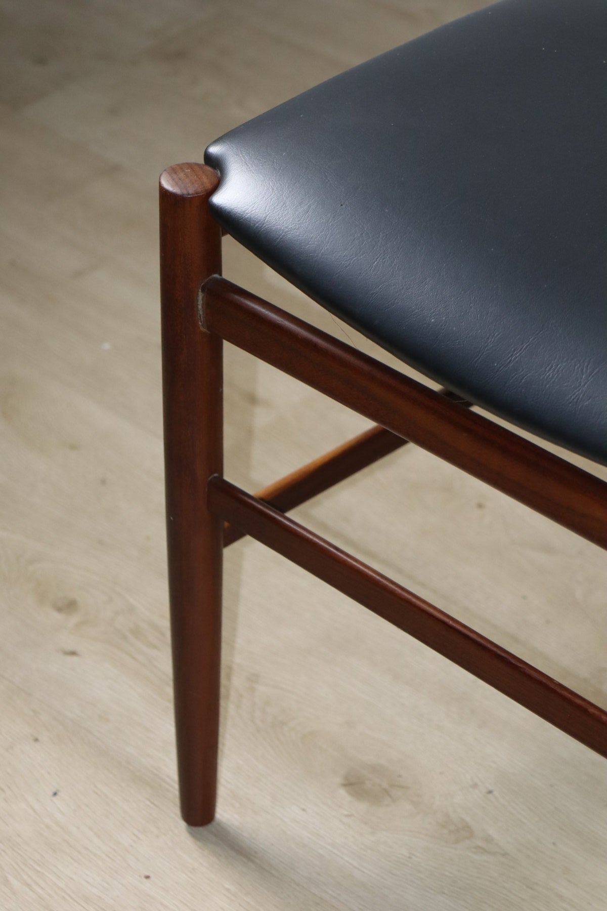 Série de 6 chaises Gianfranco Frattini en teck et skaï noir – années 60