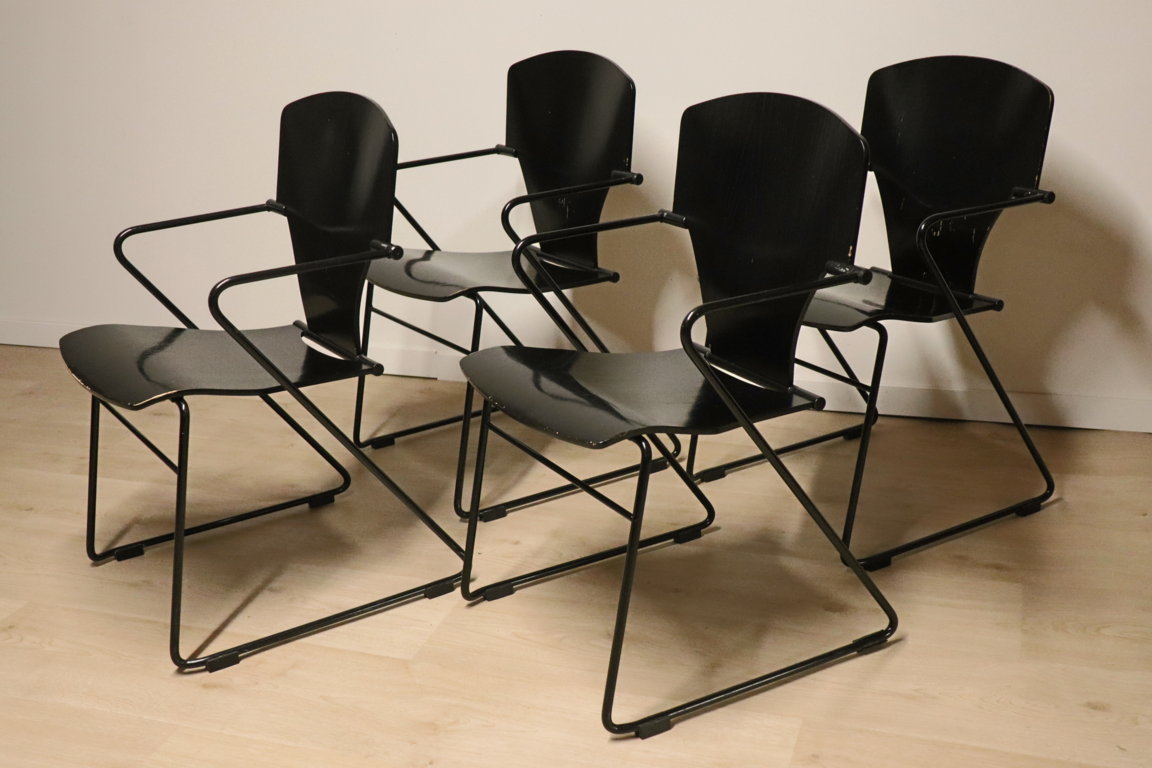Série de 4 chaises minimaliste modèle "EGOA 300" par Josep Mora
