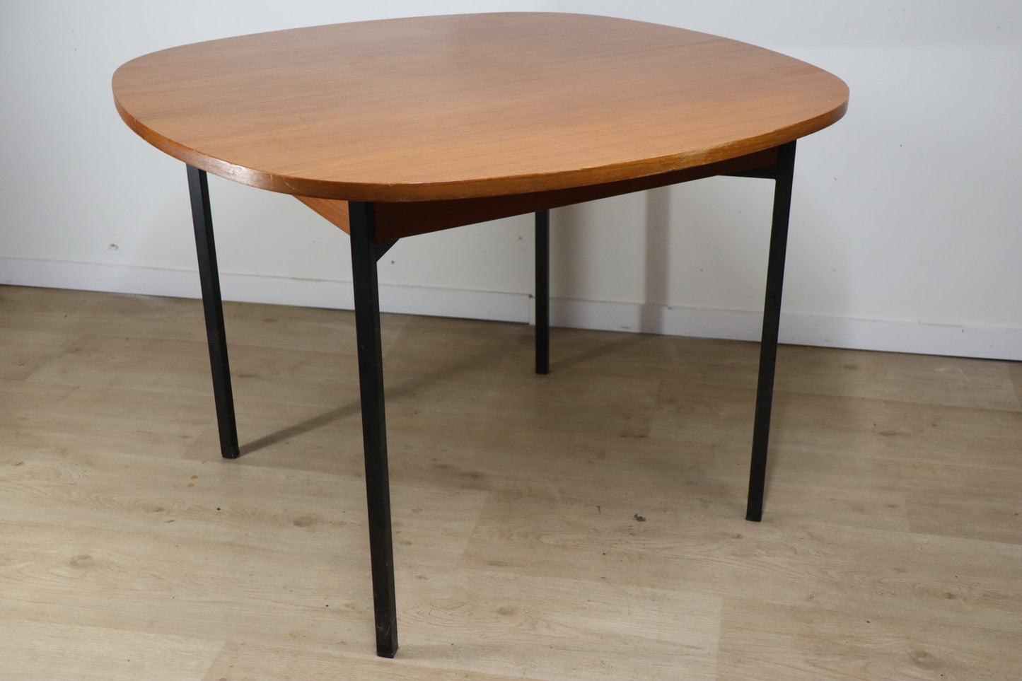 Table extensible en teck de Pierre Guariche édition Minvielle, 1960