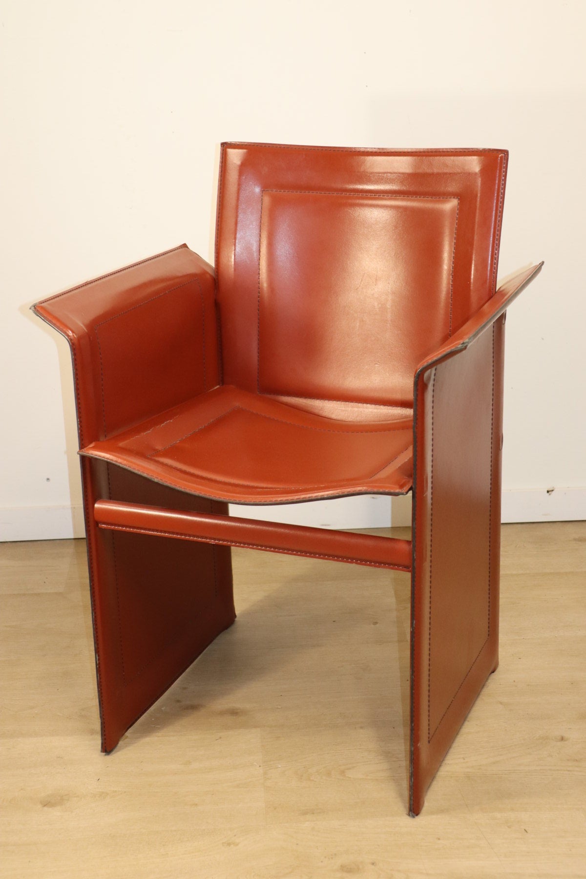 Fauteuil en cuir design minimaliste