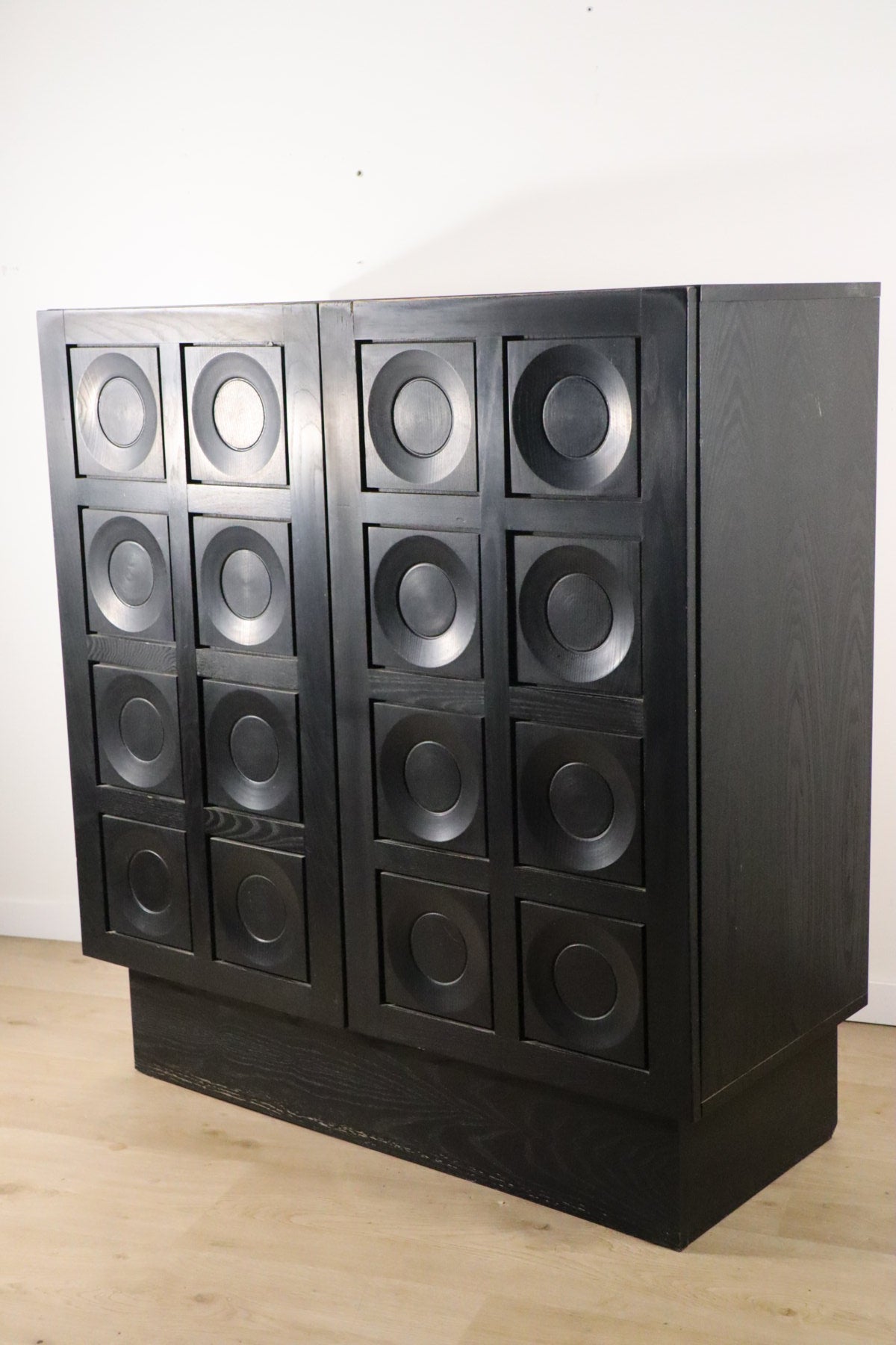 Cabinet buffet brutaliste sculpturale en bois noirci, 1970