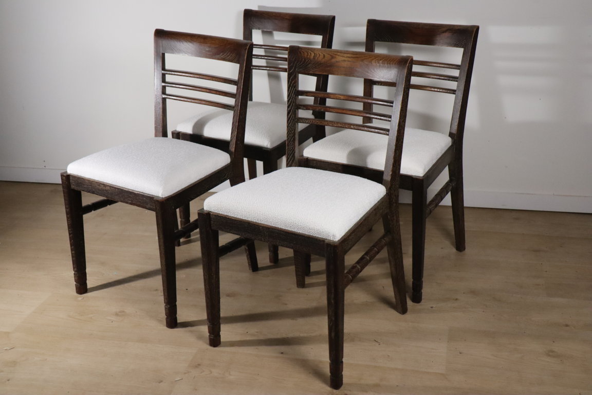 Série de 4 chaises moderniste en chêne et tissu bouclette, 1940