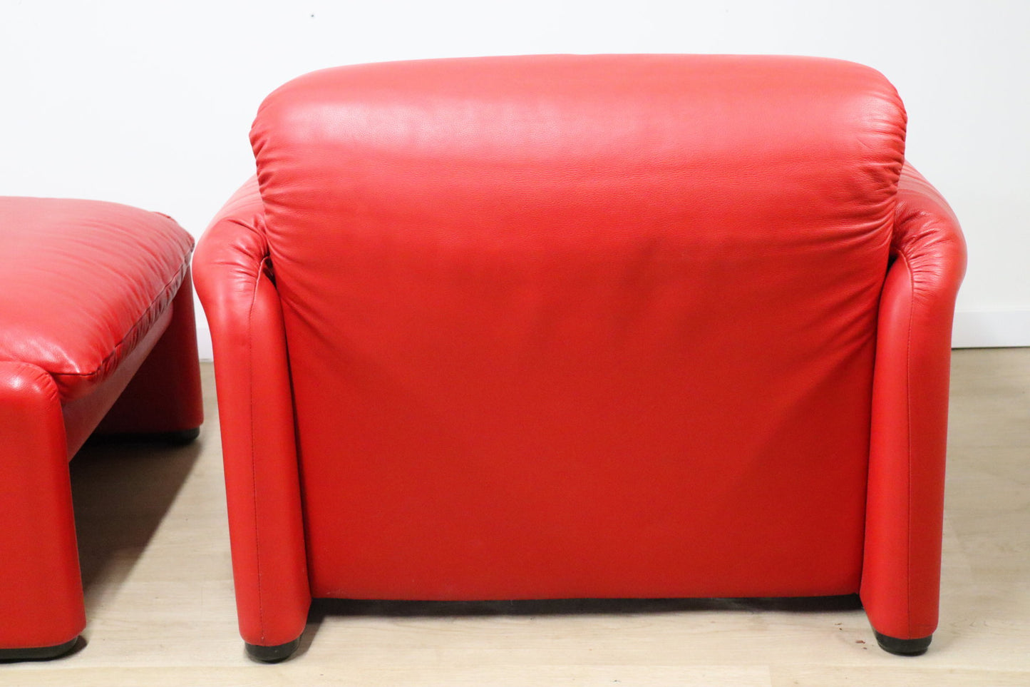Fauteuil et ottoman Maralunga par Vico Magistretti pour Cassina