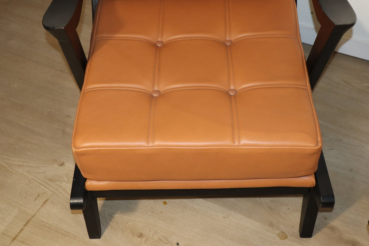 Paire de fauteuils vintage années 50 en bois noir et cuir caramel