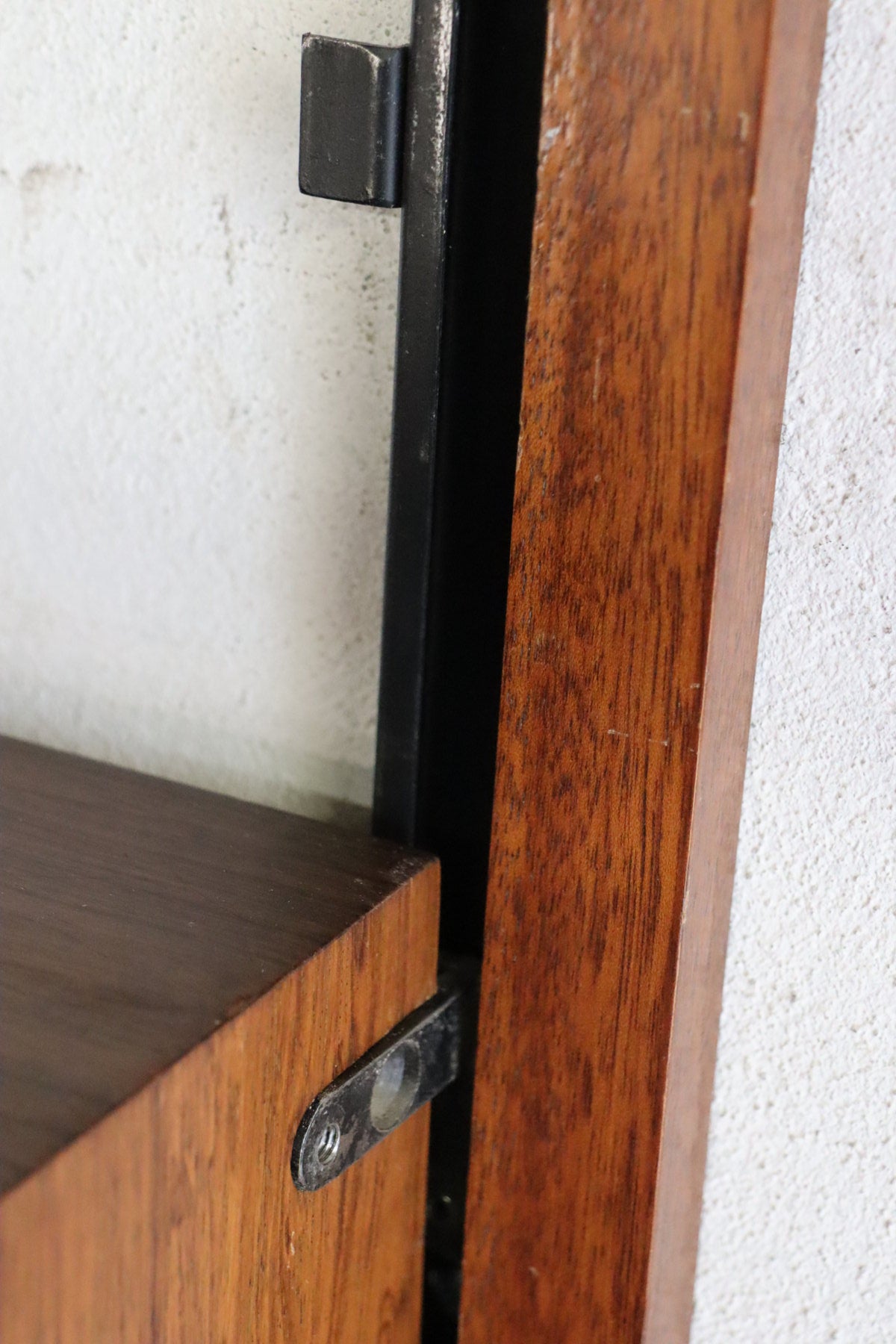 Bibliothèque murale modulable en teck et laiton – années 60