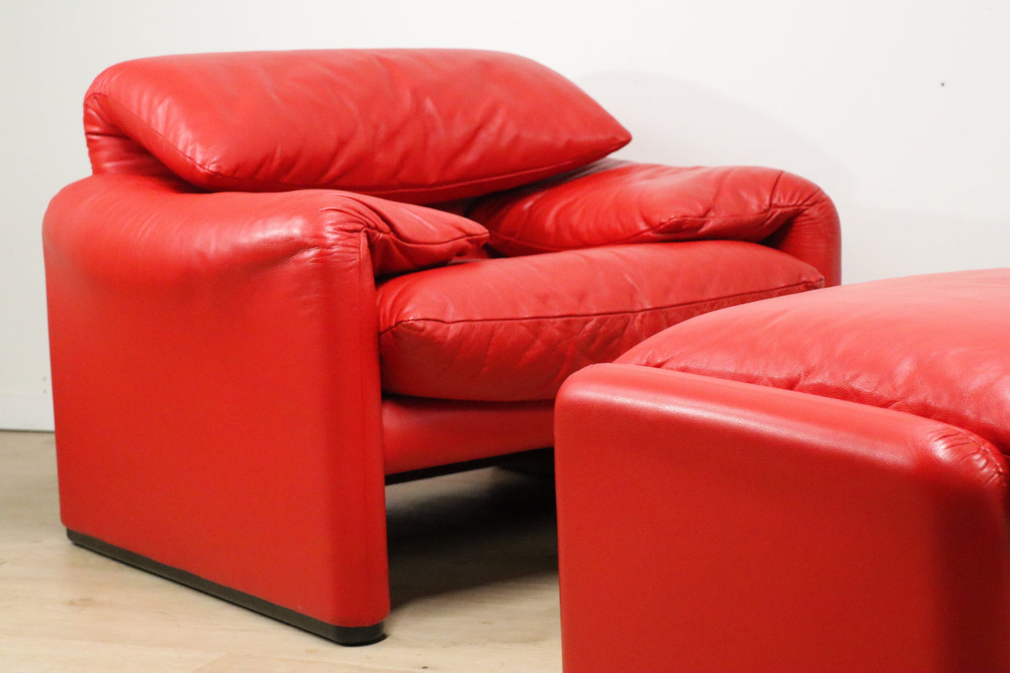 Fauteuil et ottoman Maralunga par Vico Magistretti pour Cassina