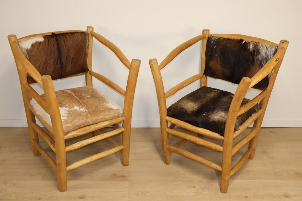 Paire de fauteuils rustique en bois et peau de vache