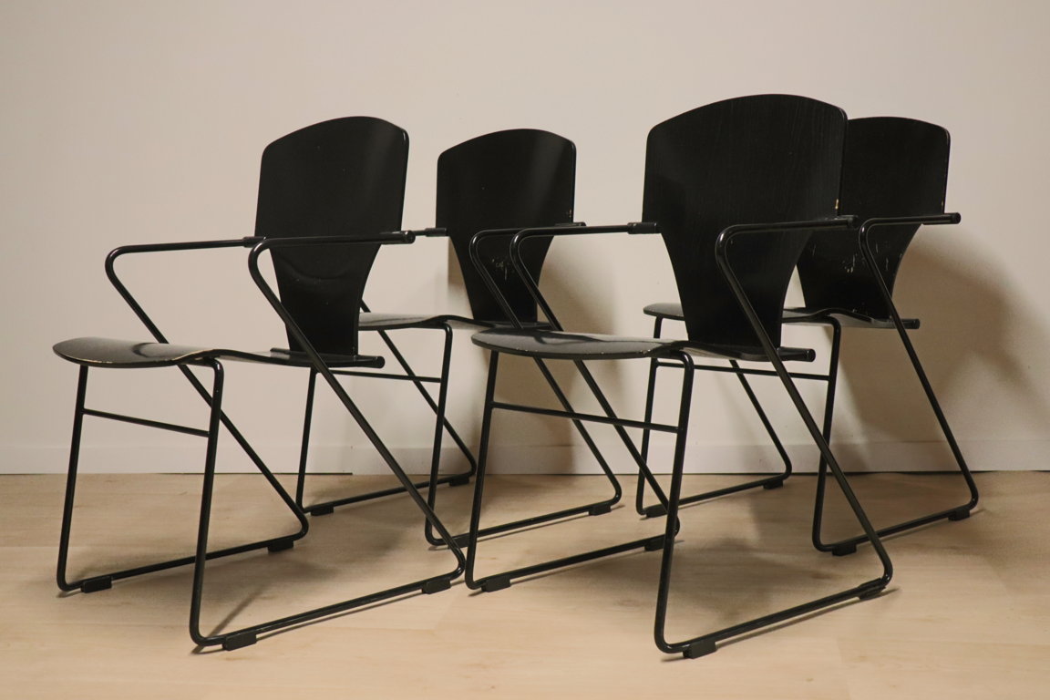 Série de 4 chaises minimaliste modèle "EGOA 300" par Josep Mora