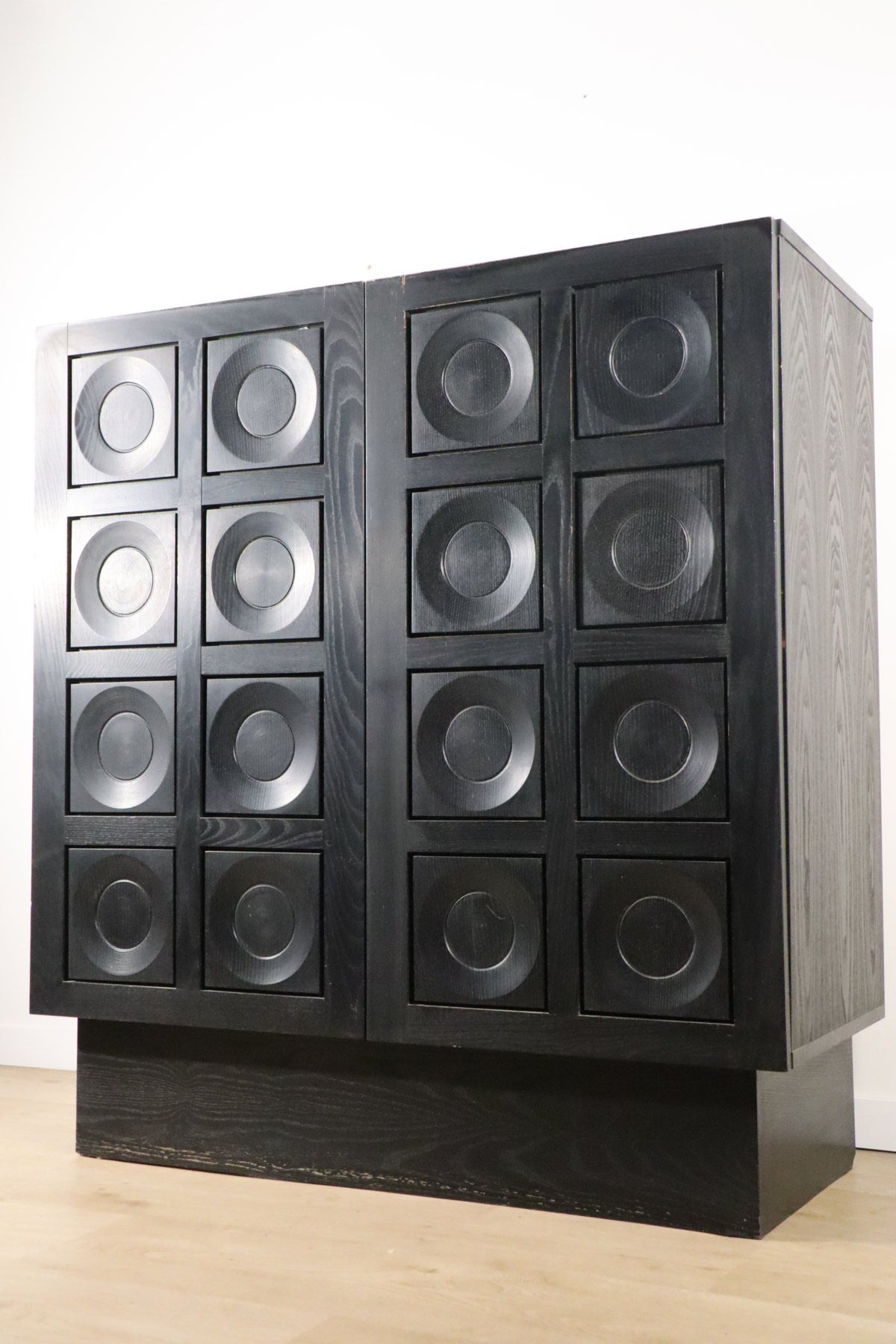 Cabinet buffet brutaliste sculpturale en bois noirci, 1970