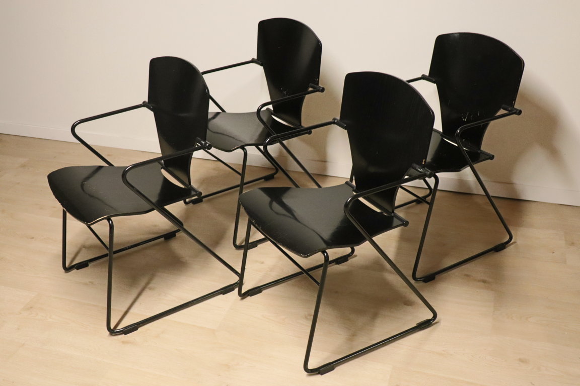 Série de 4 chaises minimaliste modèle "EGOA 300" par Josep Mora