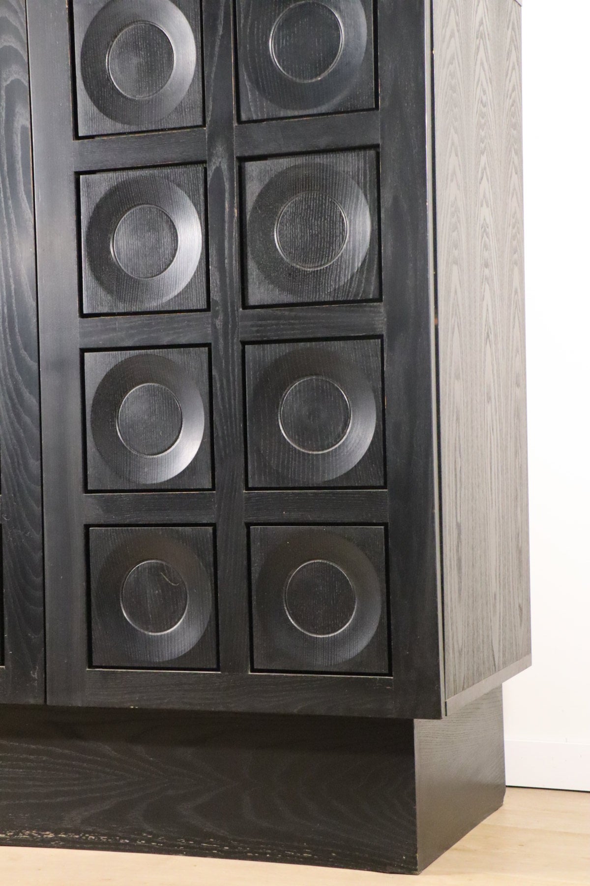 Cabinet buffet brutaliste sculpturale en bois noirci, 1970