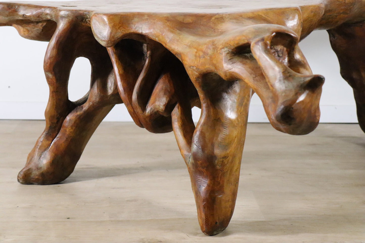 Table basse sculpturale "Racine" brutaliste en orme massif