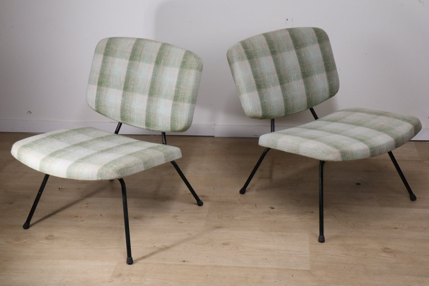 Paire de chauffeuses vintage de Pierre Paulin modèle CM190