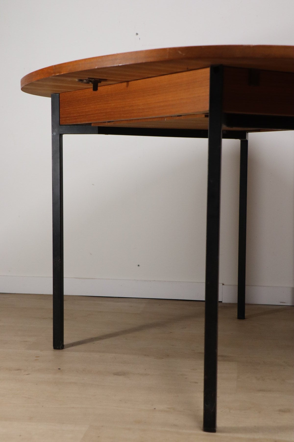 Table extensible en teck de Pierre Guariche édition Minvielle, 1960
