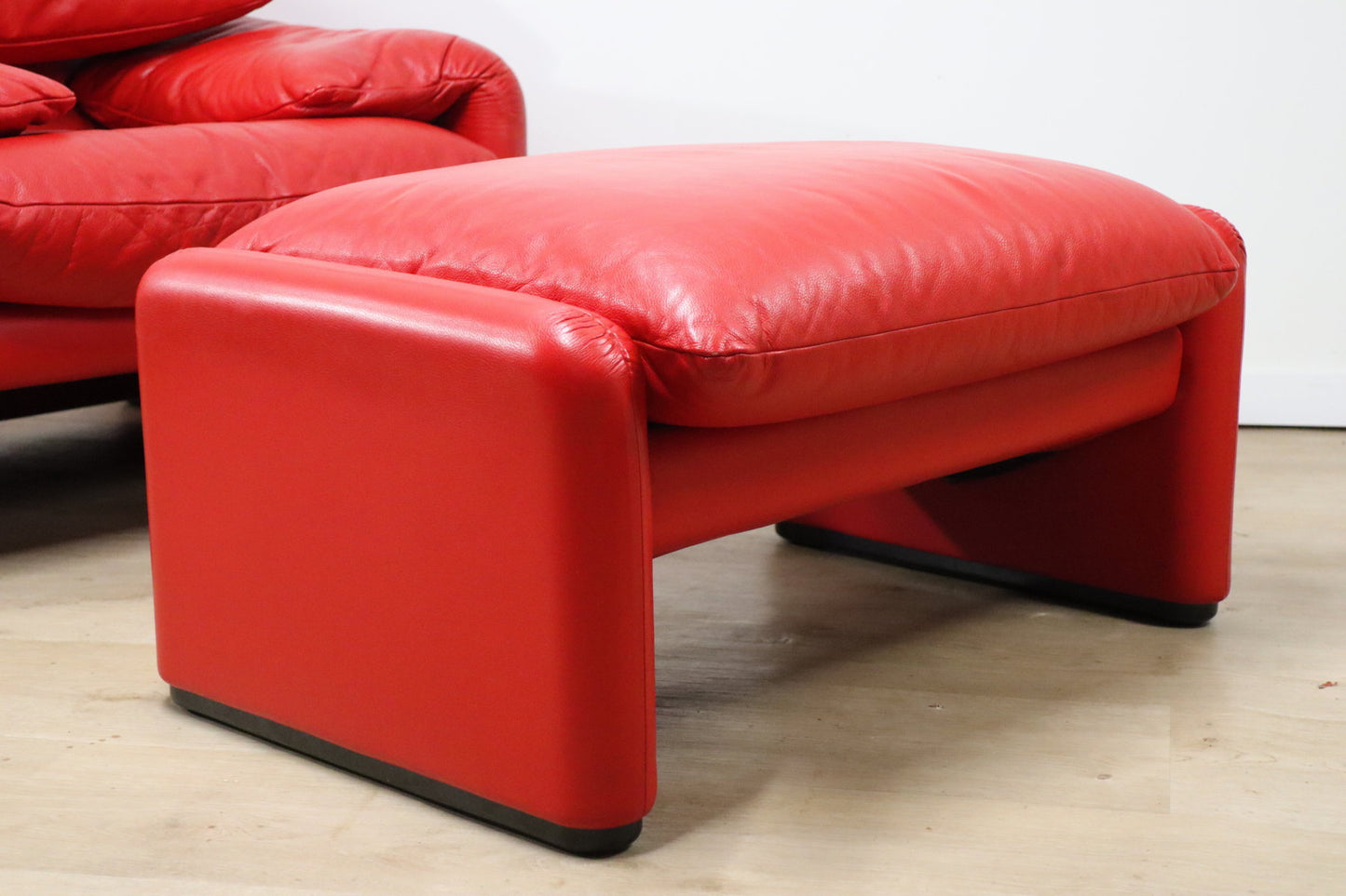 Fauteuil et ottoman Maralunga par Vico Magistretti pour Cassina
