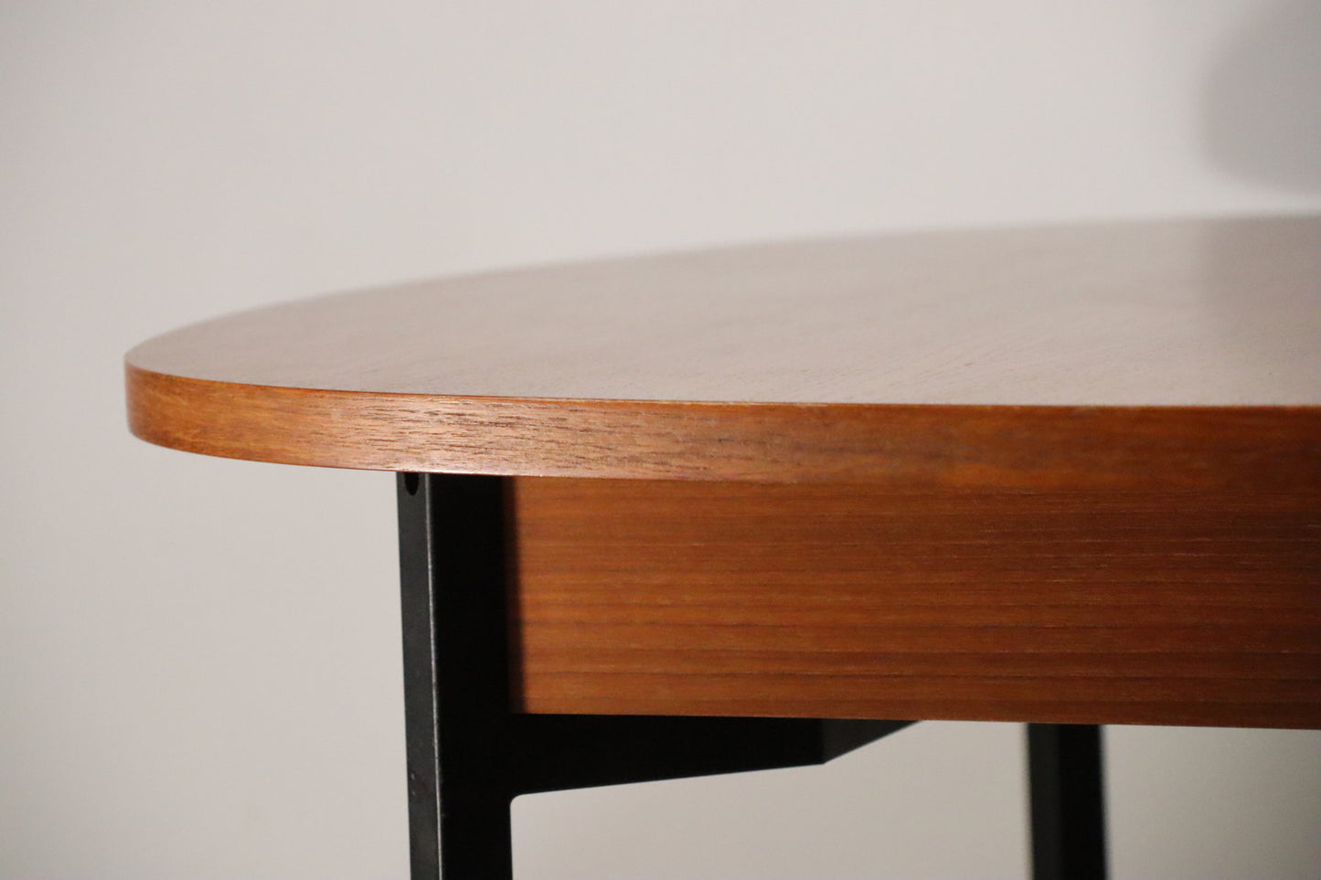 Table extensible en teck de Pierre Guariche édition Minvielle, 1960