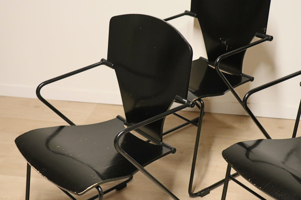 Série de 4 chaises minimaliste modèle "EGOA 300" par Josep Mora