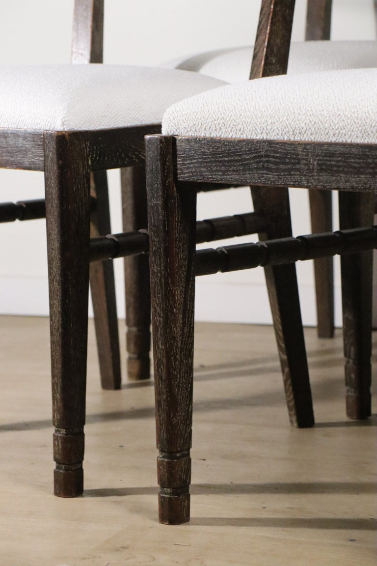 Série de 4 chaises moderniste en chêne et tissu bouclette, 1940