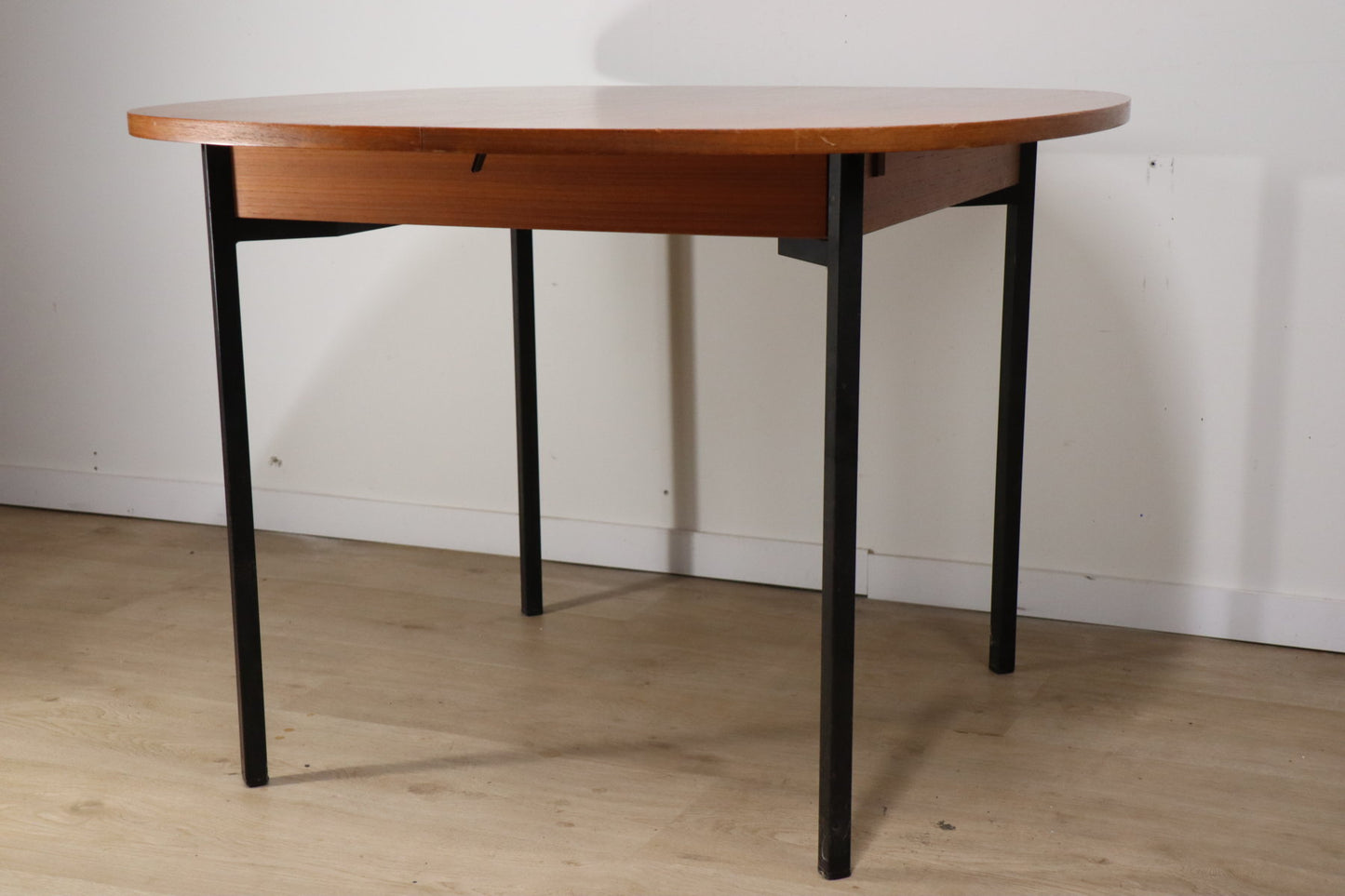 Table extensible en teck de Pierre Guariche édition Minvielle, 1960