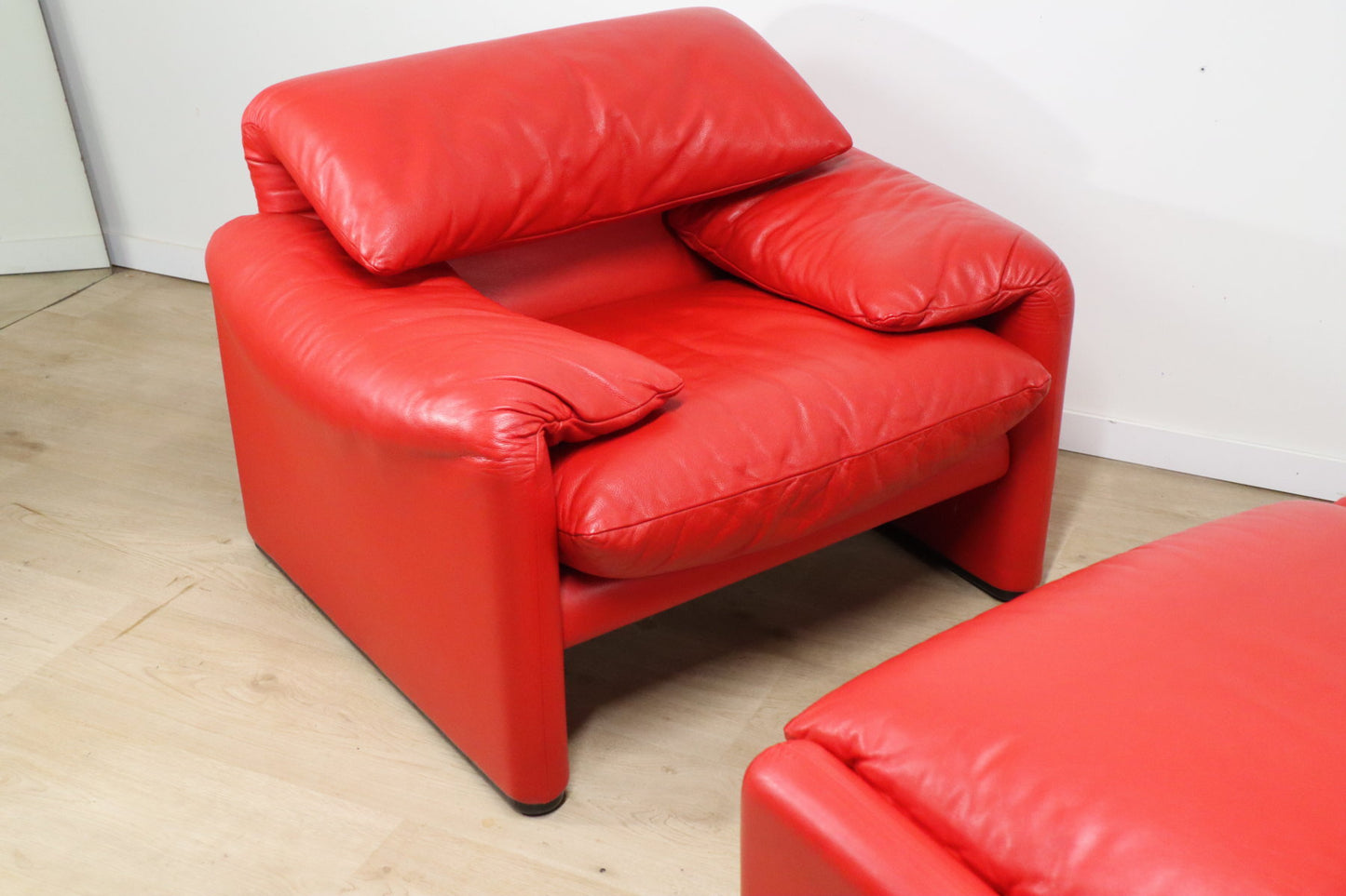 Fauteuil et ottoman Maralunga par Vico Magistretti pour Cassina