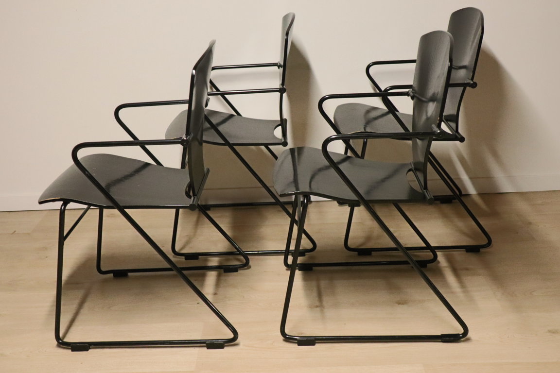 Série de 4 chaises minimaliste modèle "EGOA 300" par Josep Mora