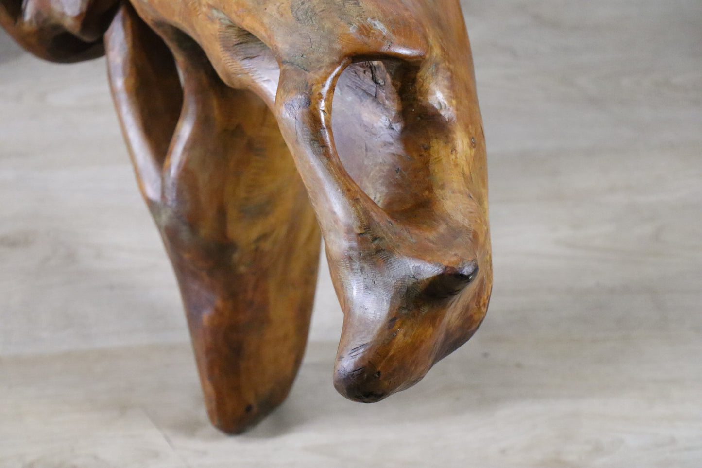 Table basse sculpturale "Racine" brutaliste en orme massif