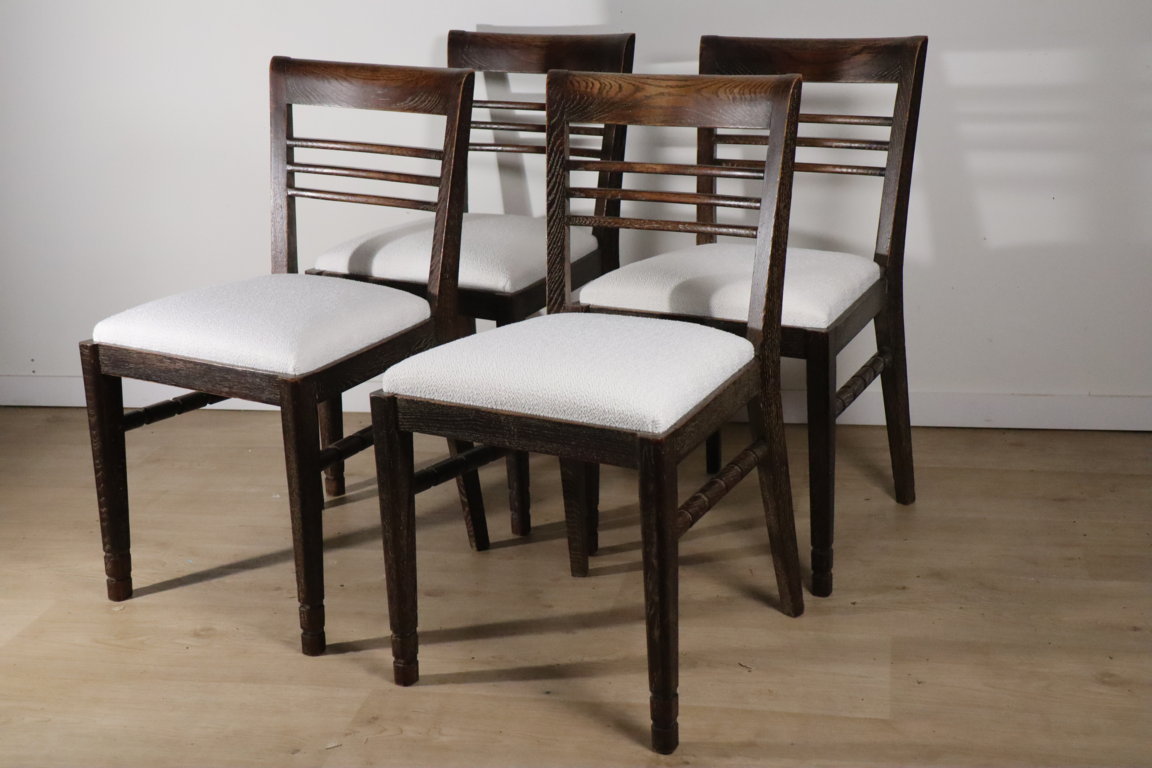 Série de 4 chaises moderniste en chêne et tissu bouclette, 1940