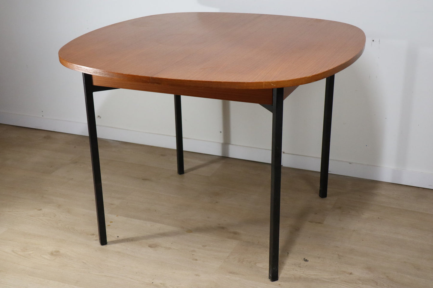 Table extensible en teck de Pierre Guariche édition Minvielle, 1960