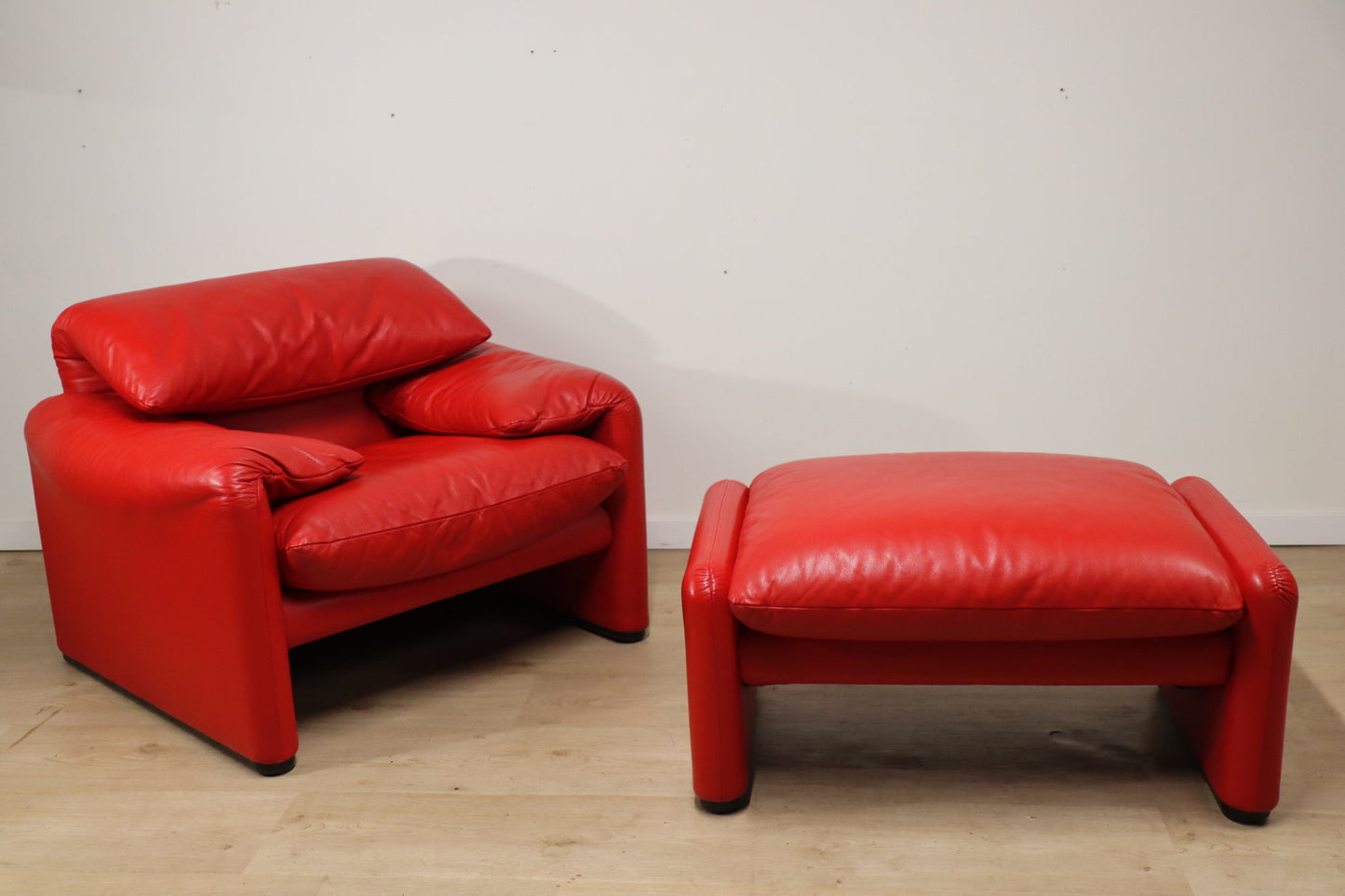 Fauteuil et ottoman Maralunga par Vico Magistretti pour Cassina