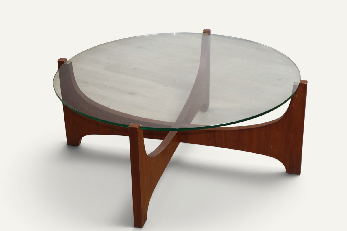 Table basse ronde en teck et verre, d’après Hugues Poignant – Années 60