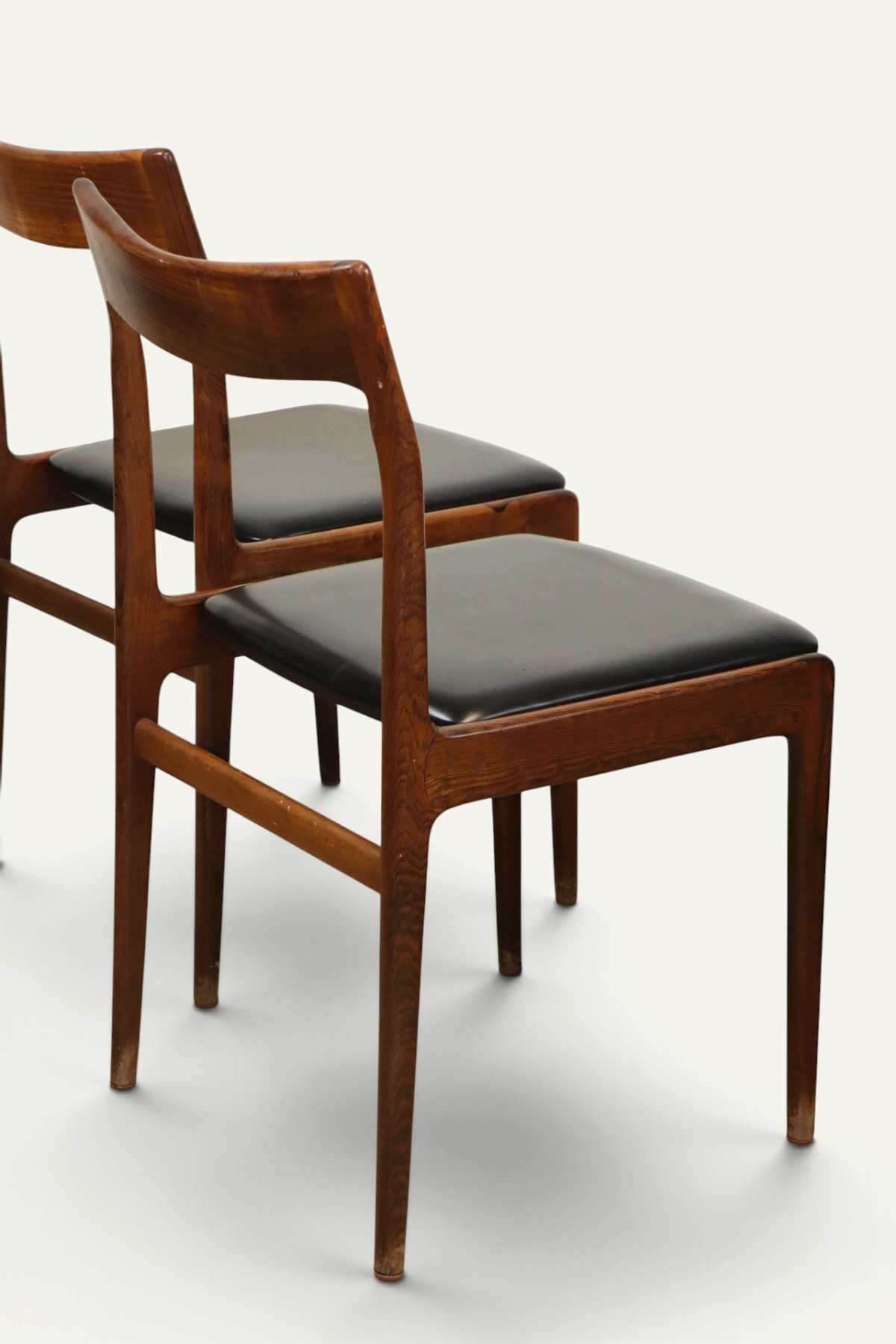 Série de 4 chaises vintage en teck et skaï noir – années 1960