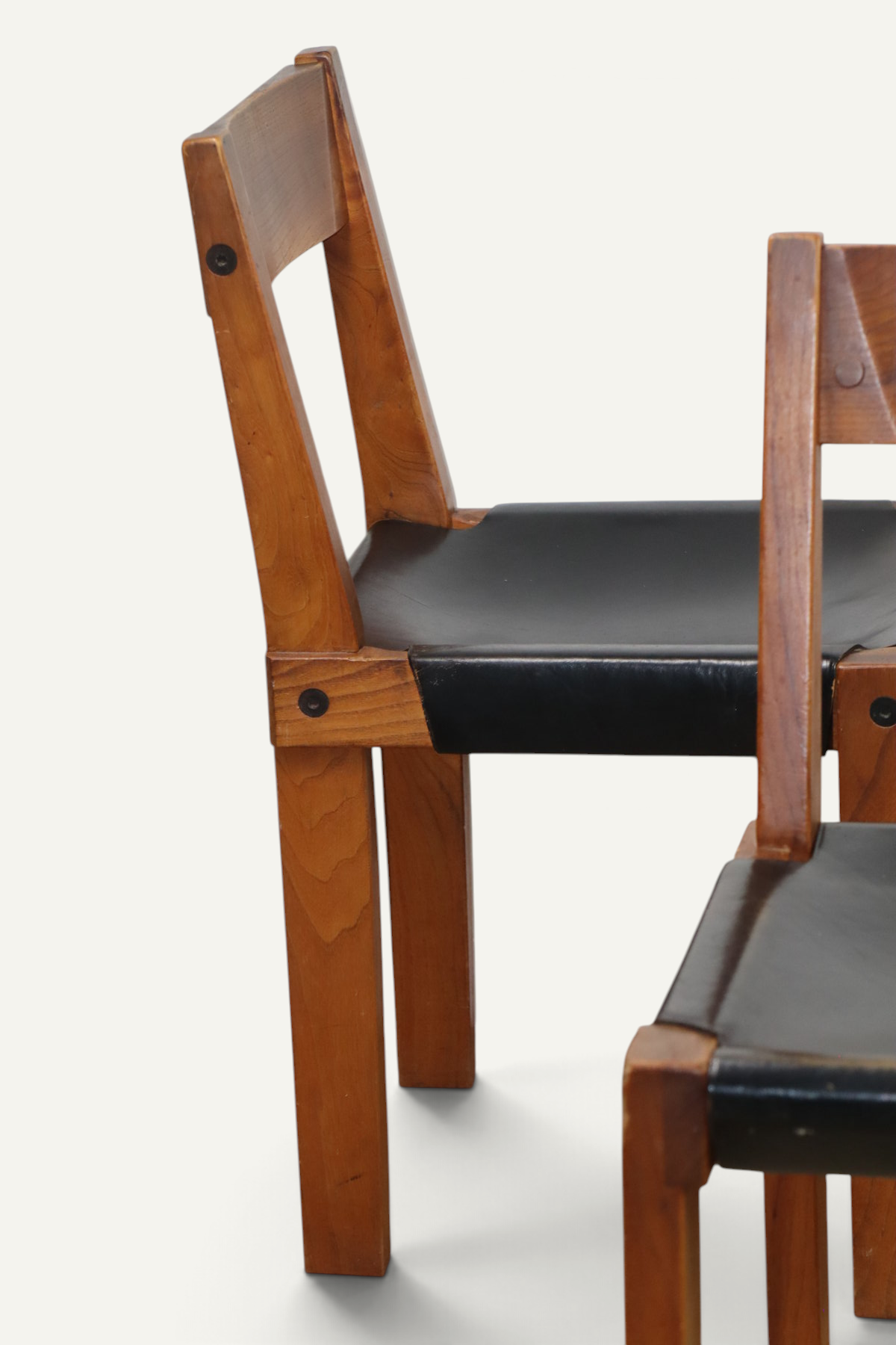 Série de 4 chaises S24 de Pierre Chapo – Orme massif et cuir noir – 1970