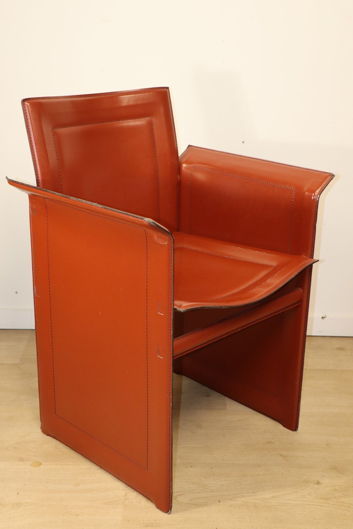 Fauteuil en cuir design minimaliste