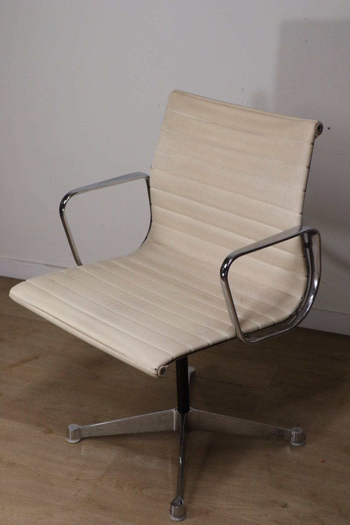 Fauteuil EA 108 en cuir – Charles & Ray Eames – Herman Miller – 1960