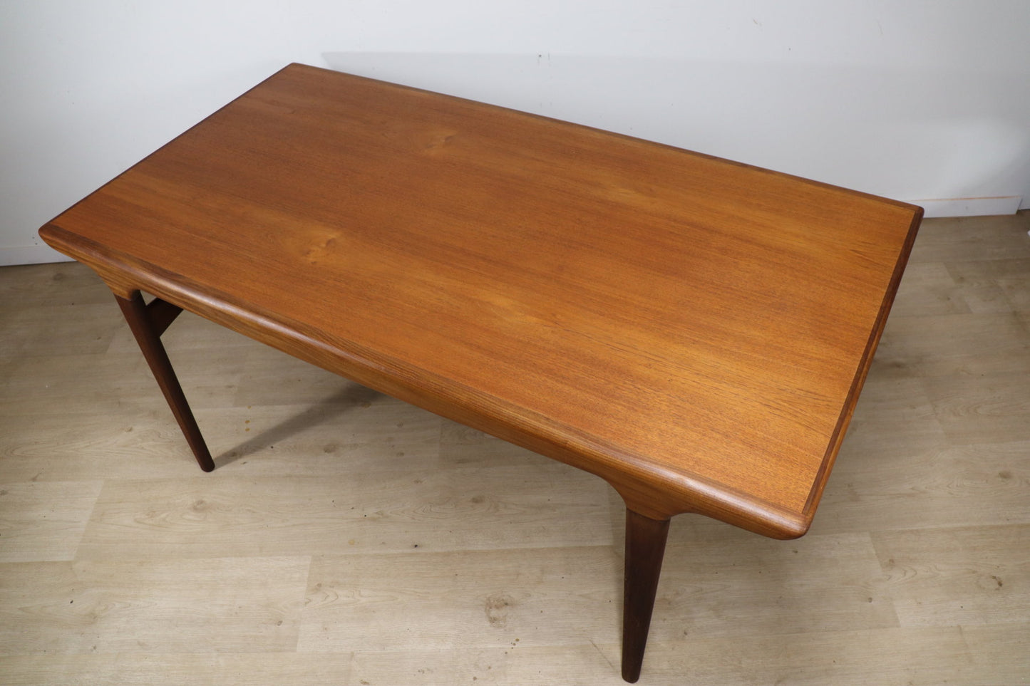 Table de repas scandinave par Johannes Andersen en teck, 1960