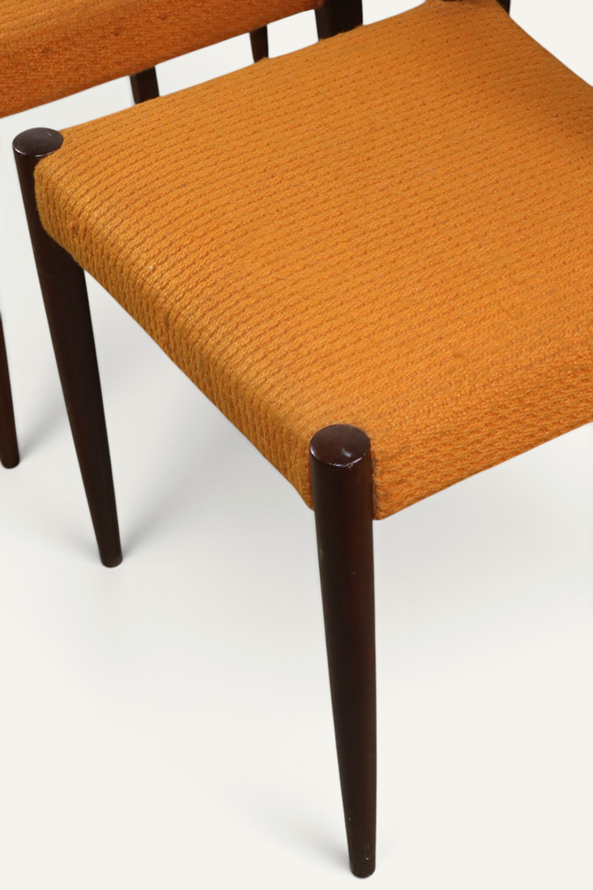 Série de 4 chaises vintage en teck et laine orange – années 60