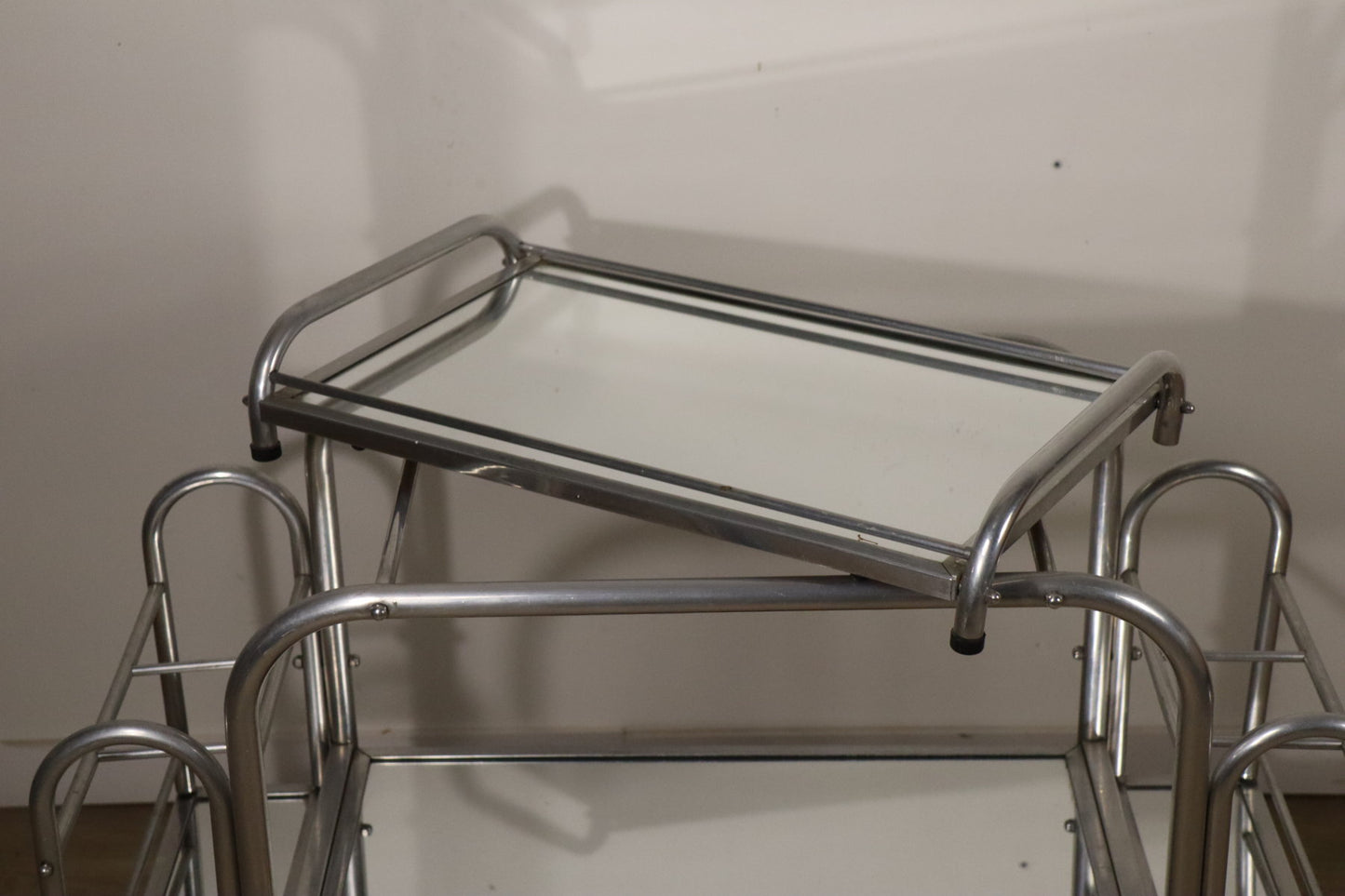 Desserte roulante vintage années 70 en métal chromé et verre miroir