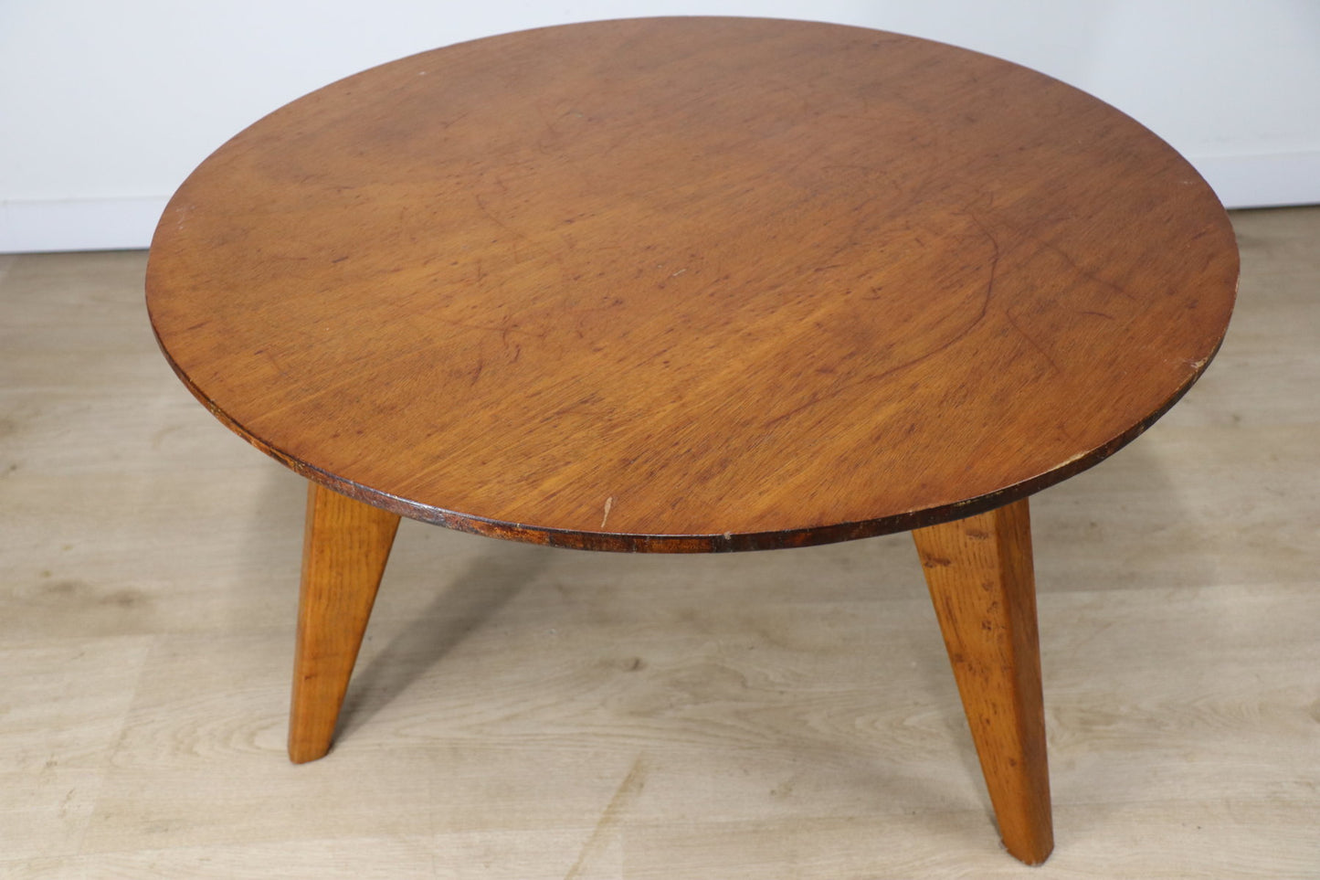 Table basse tripode en chêne années 50