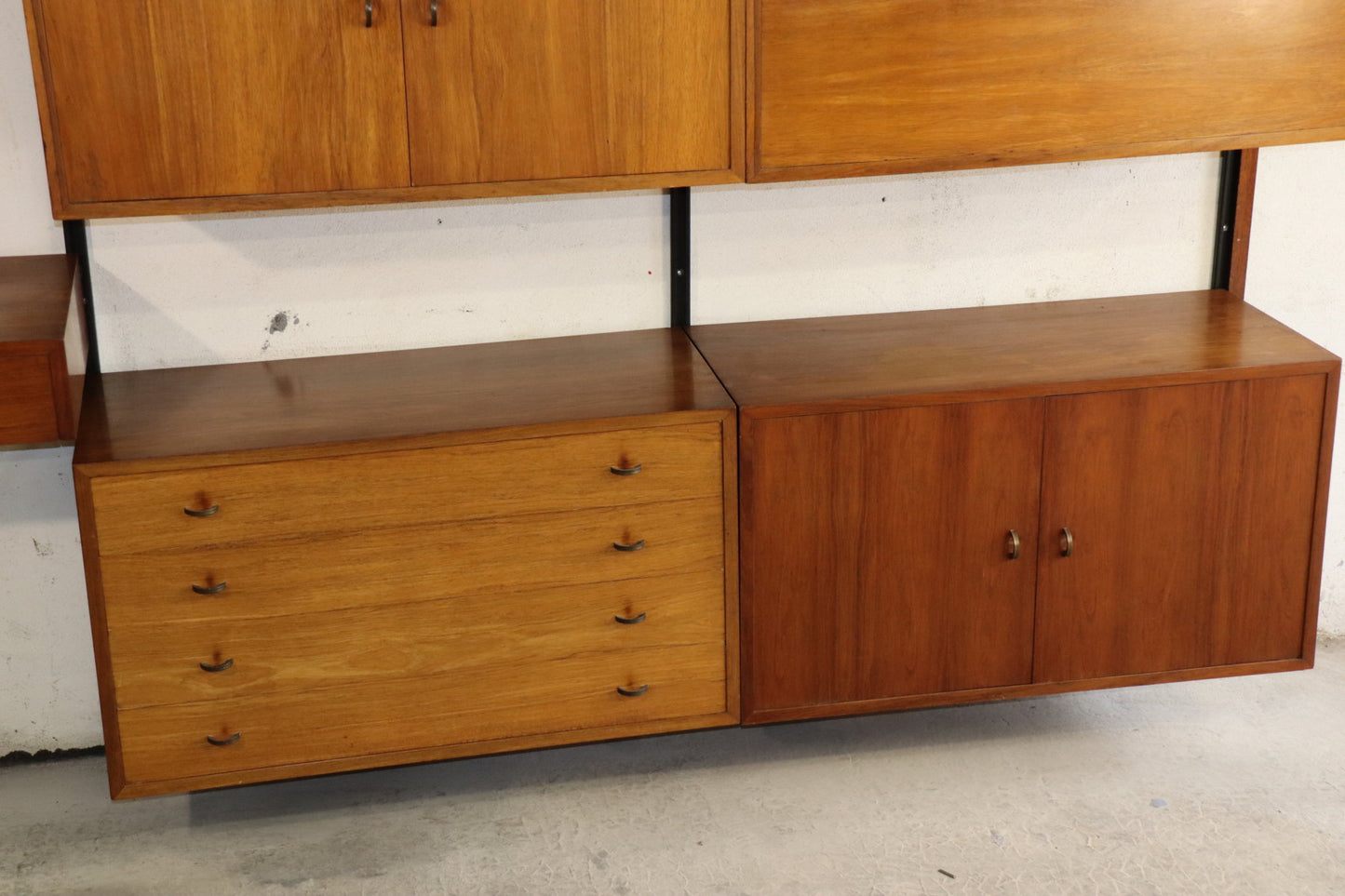 Bibliothèque murale modulable en teck et laiton – années 60