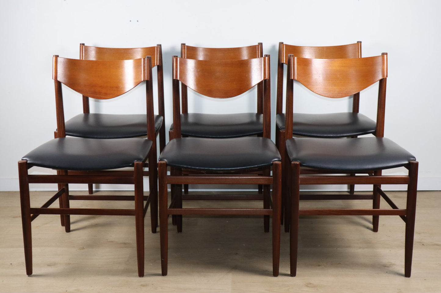 Série de 6 chaises Gianfranco Frattini en teck et skaï noir – années 60
