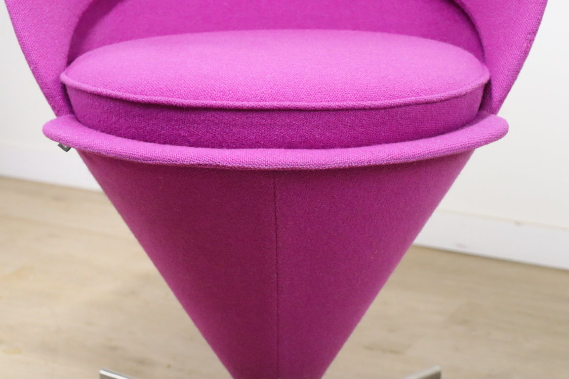 Chaise modèle « Cone Chair » Verner Panton édition Vitra