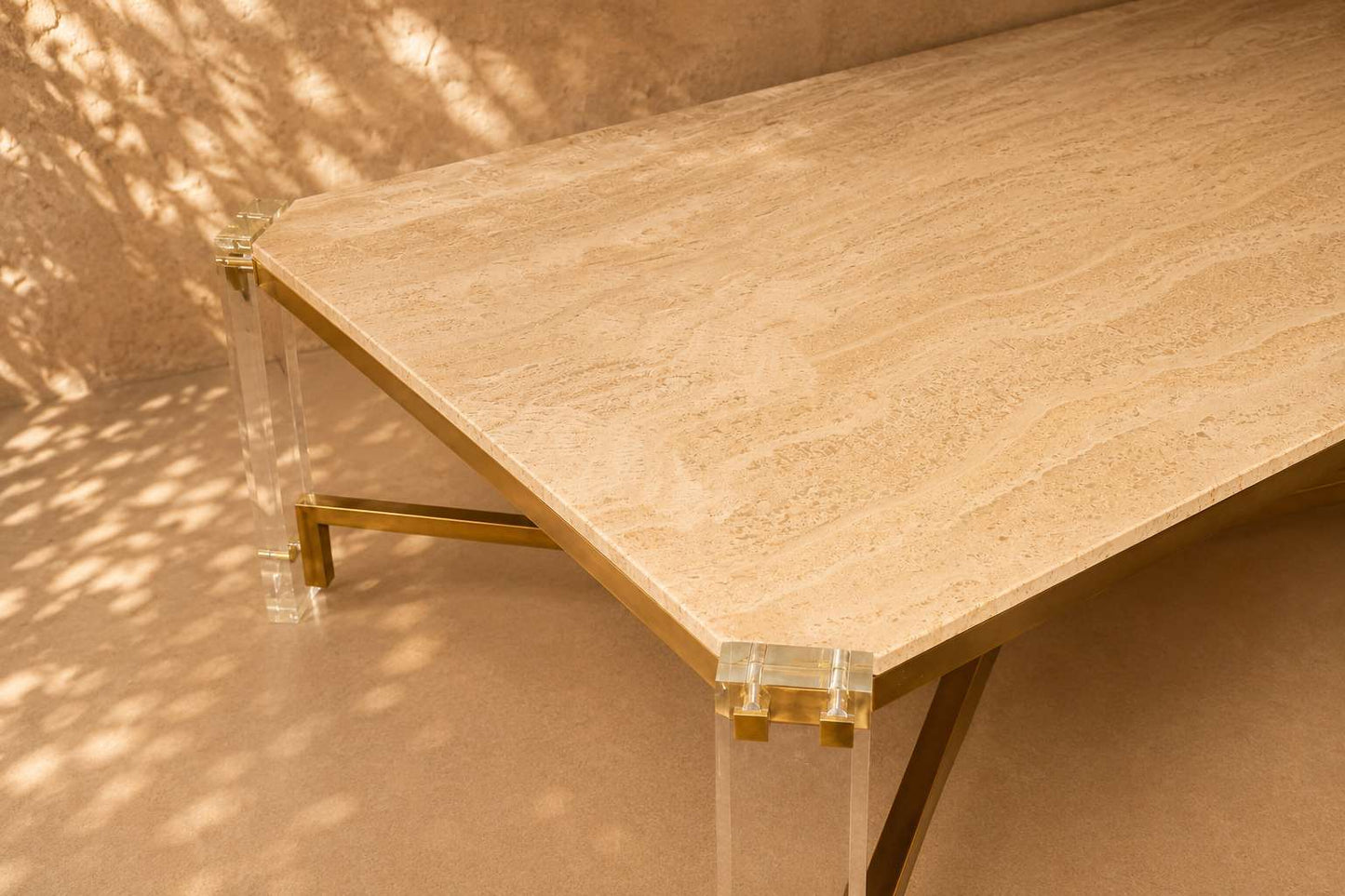 Table de repas années 70 en travertin, métal doré et plexiglas
