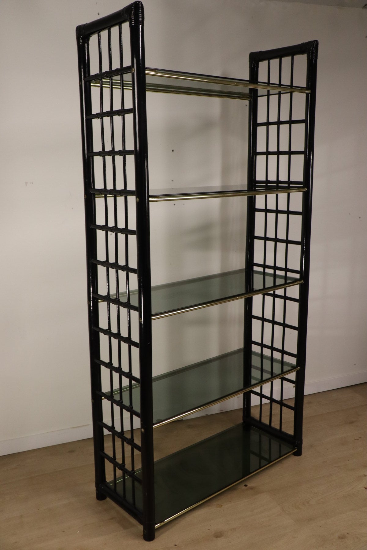 Étagère vintage années 70 en verre fumé et structure façon bambou
