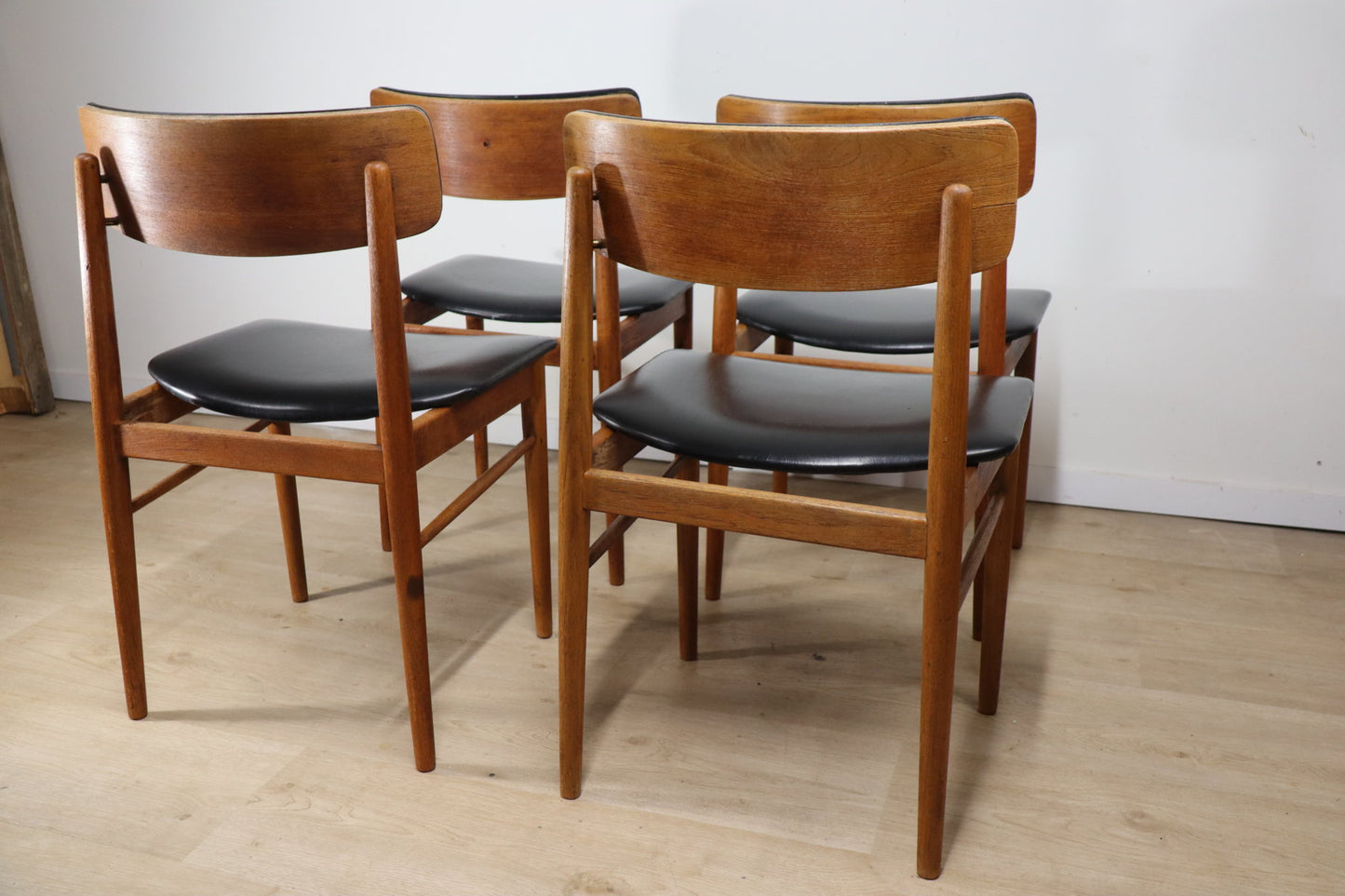 Série de 4 chaises scandinave en teck et skaï, 1960