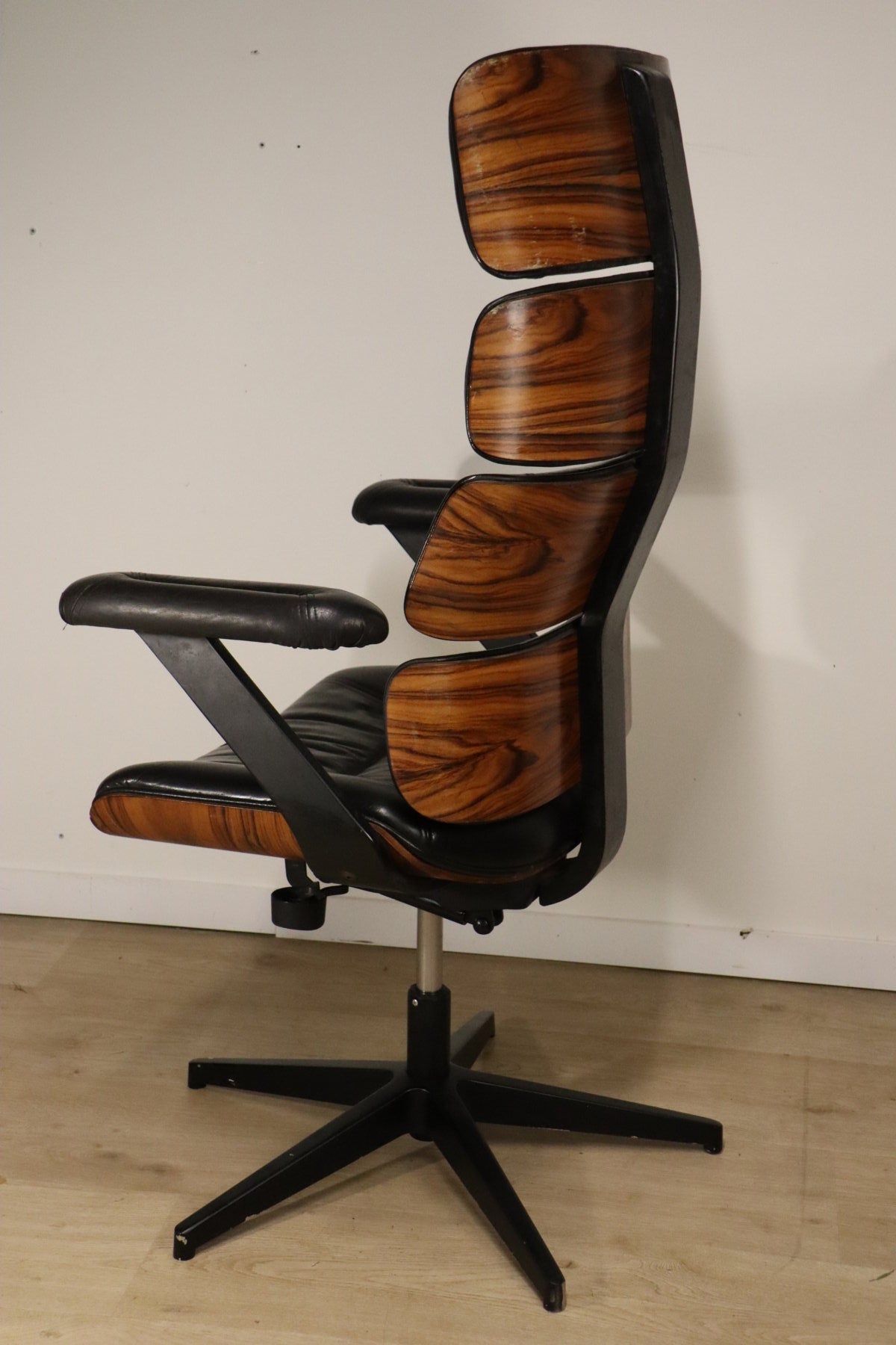 Fauteuil de bureau vintage en skaï et bois - 1970