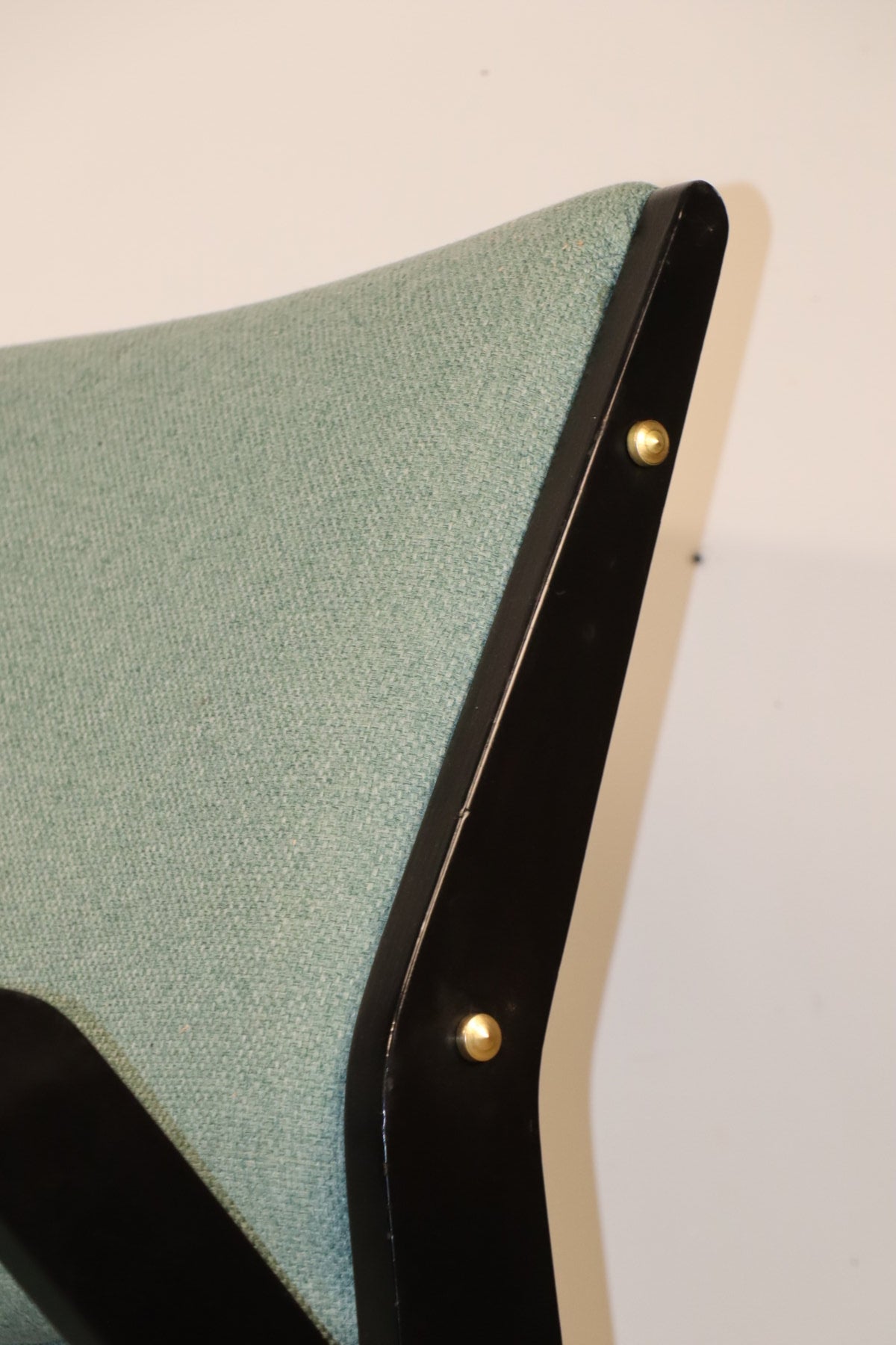 Fauteuil vintage années 60 en bois noir et tissu