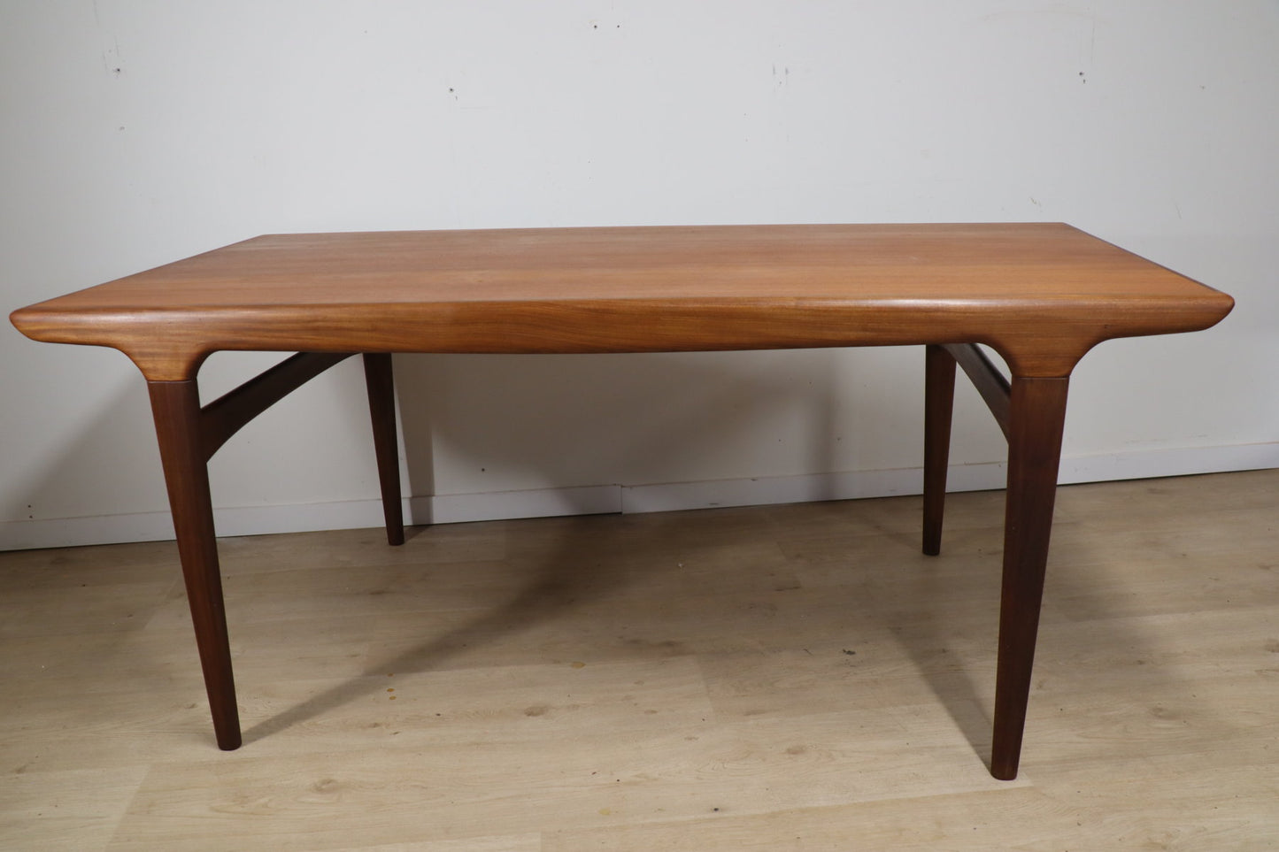 Table de repas scandinave par Johannes Andersen en teck, 1960