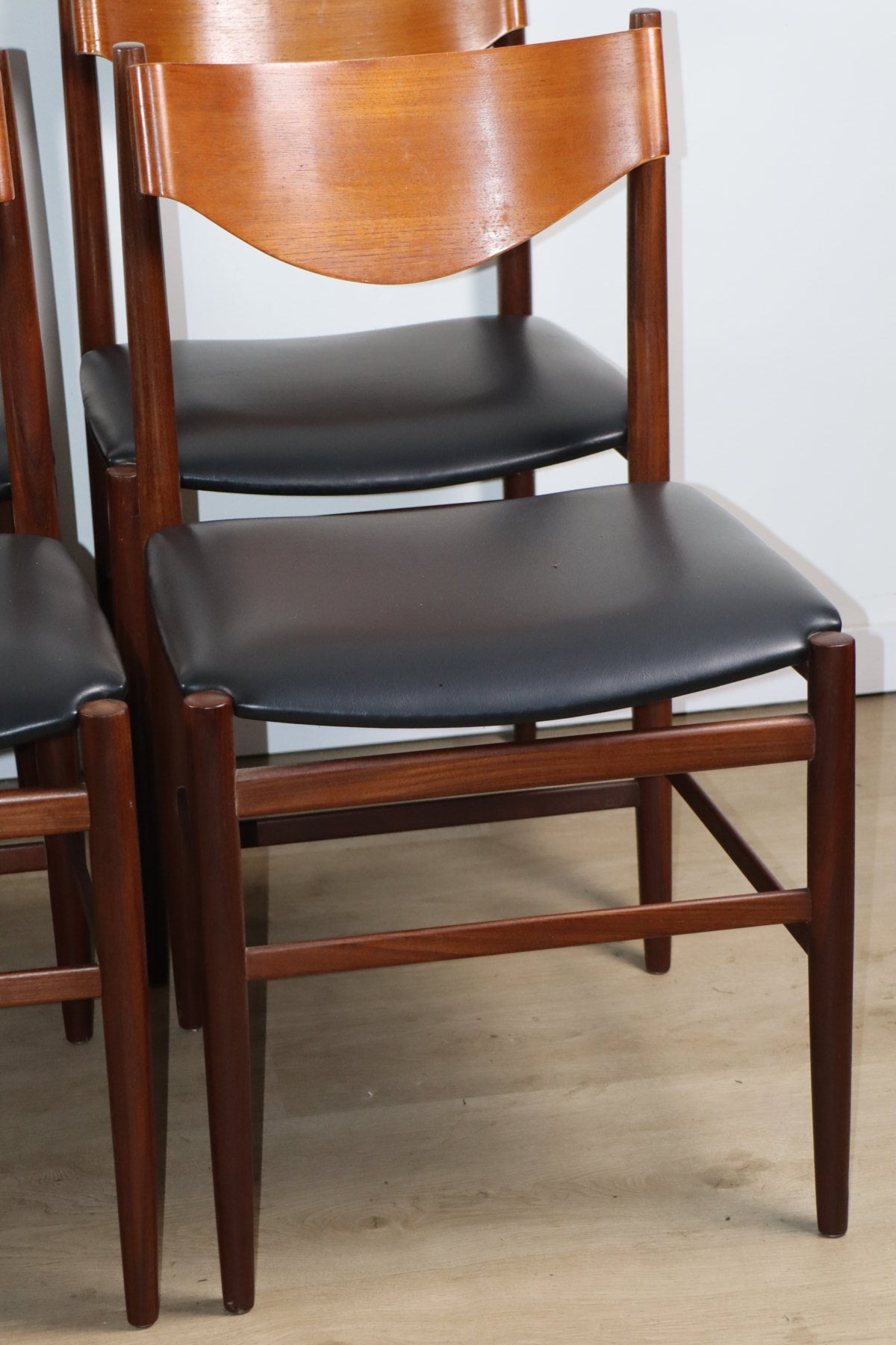 Série de 6 chaises Gianfranco Frattini en teck et skaï noir – années 60