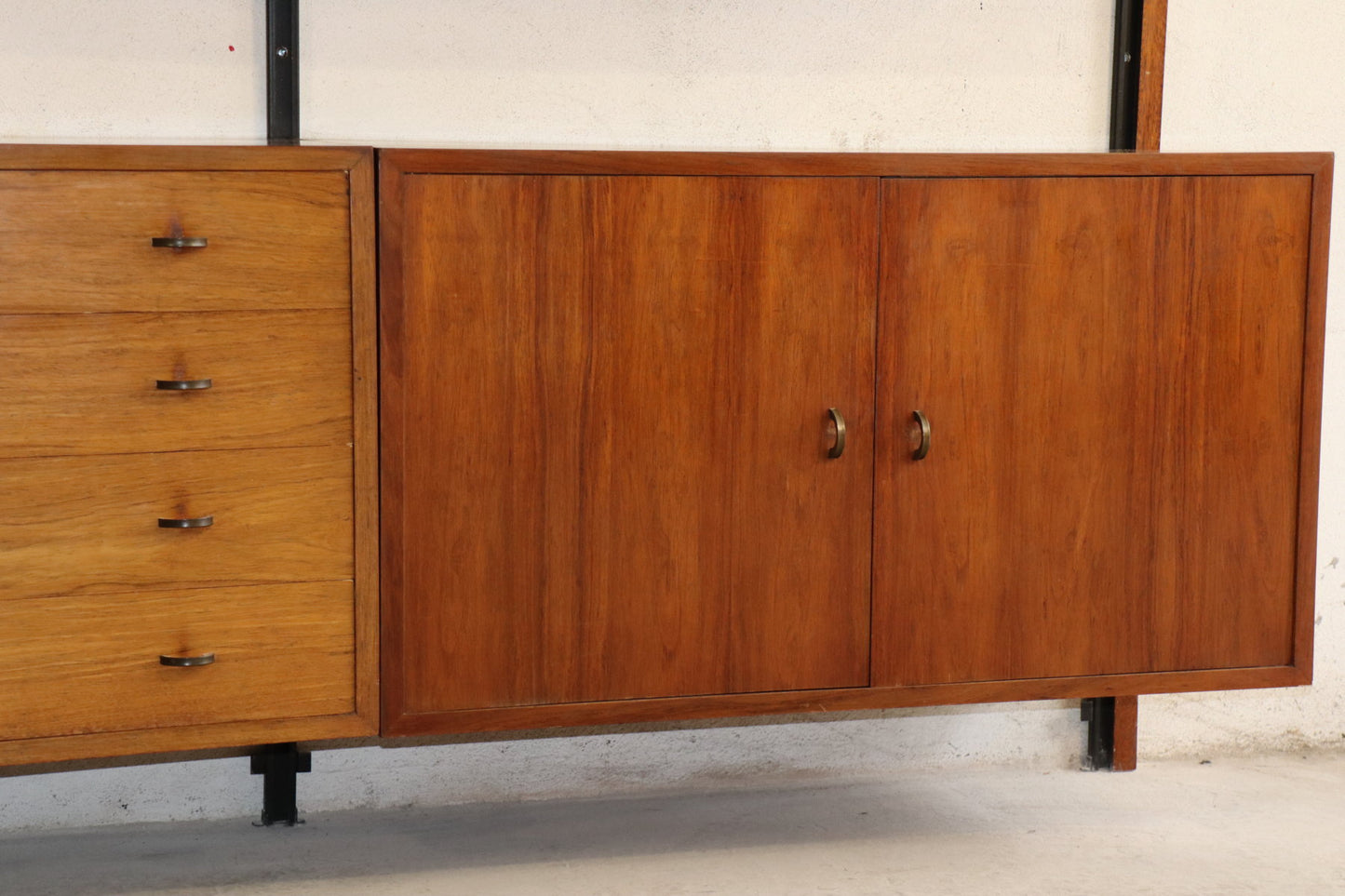 Bibliothèque murale modulable en teck et laiton – années 60