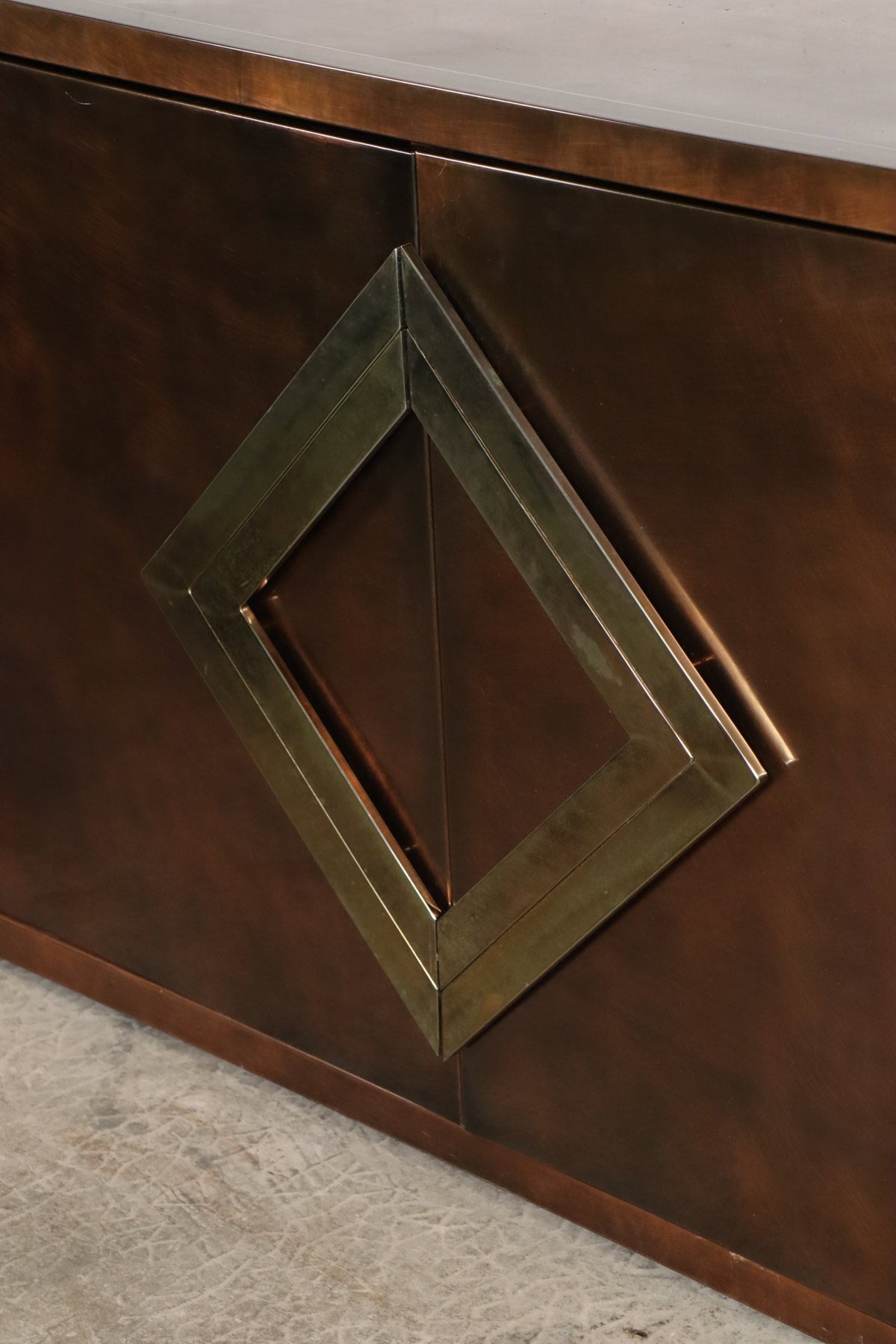 Enfilade minimaliste en métal patiné bronze, années 70